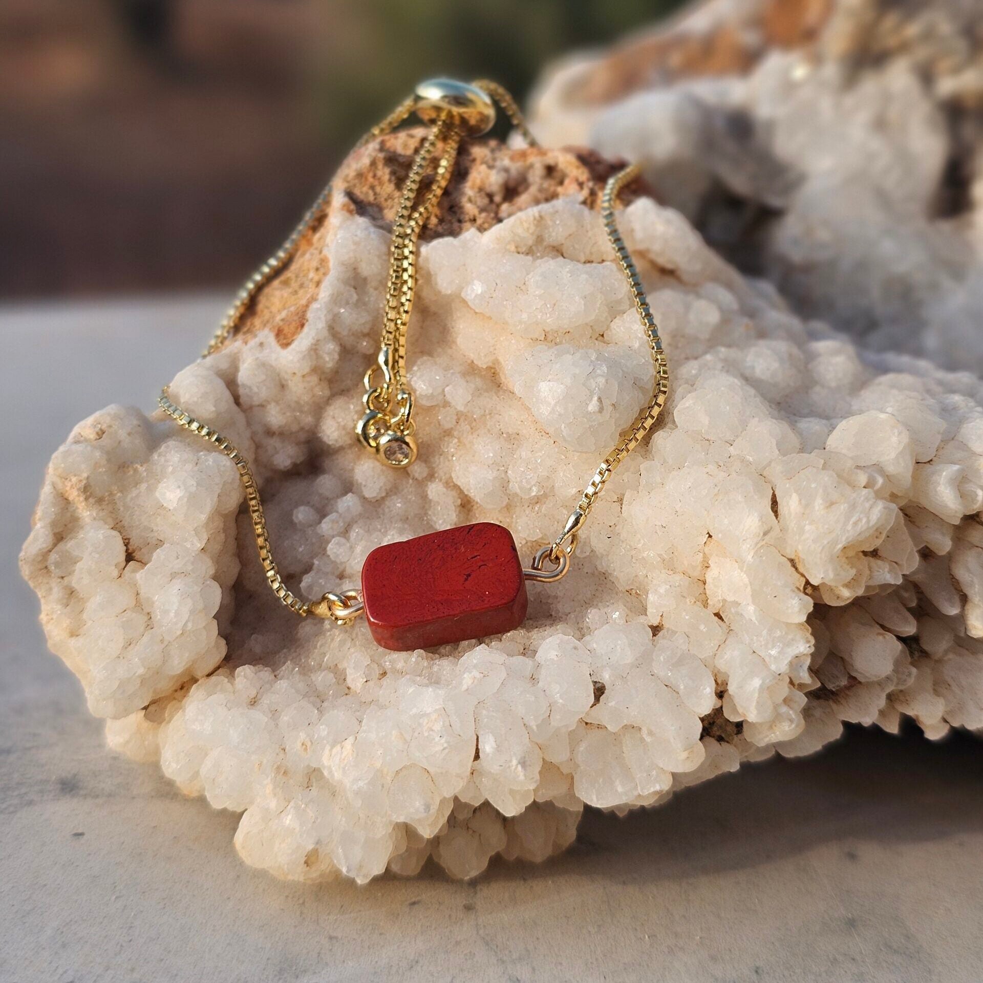 Bracelet Ajustable en Jaspe Rouge et Acier - Charme Élégant