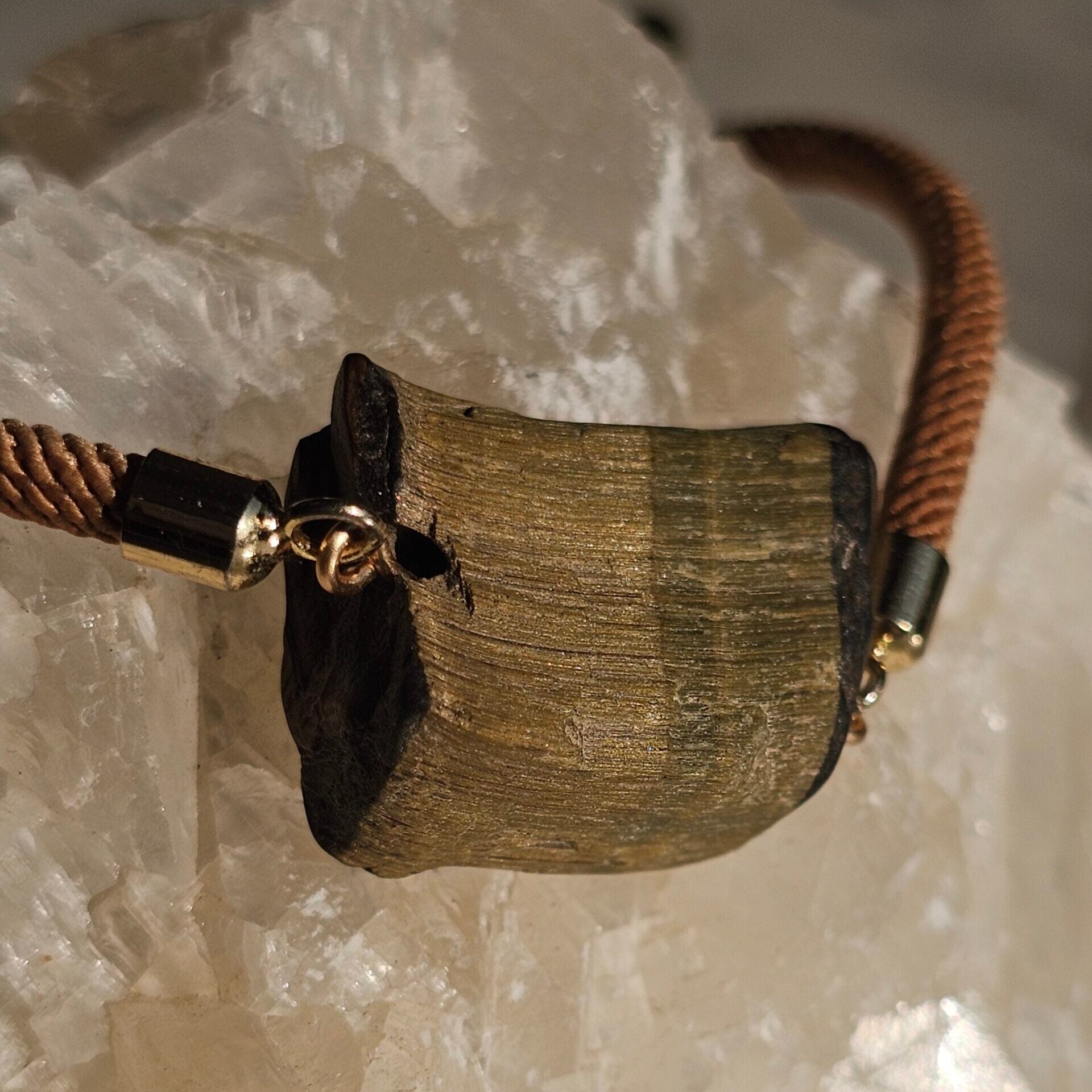 Bracelet Cordon Marron Œil de Tigre Brut - Élégance Authentique et Protection