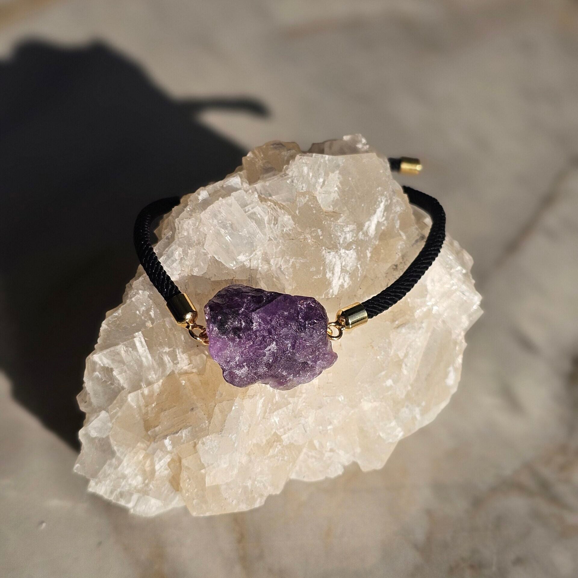 Bracelet Améthyste Brute Cordon Noir - Élégance Spirituelle