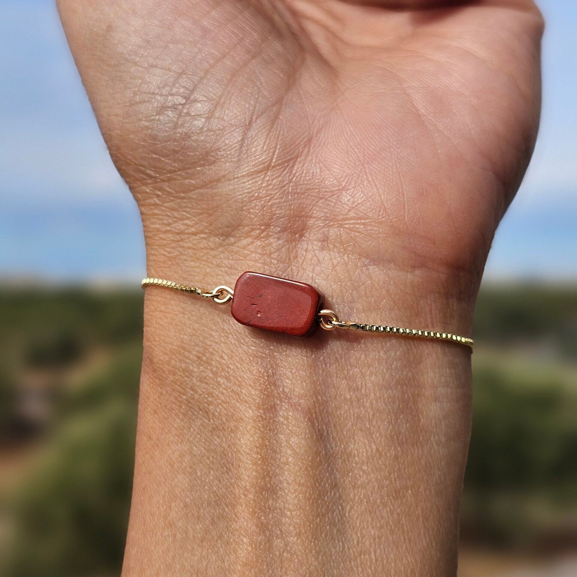 Bracelet Ajustable en Jaspe Rouge et Acier - Charme Élégant