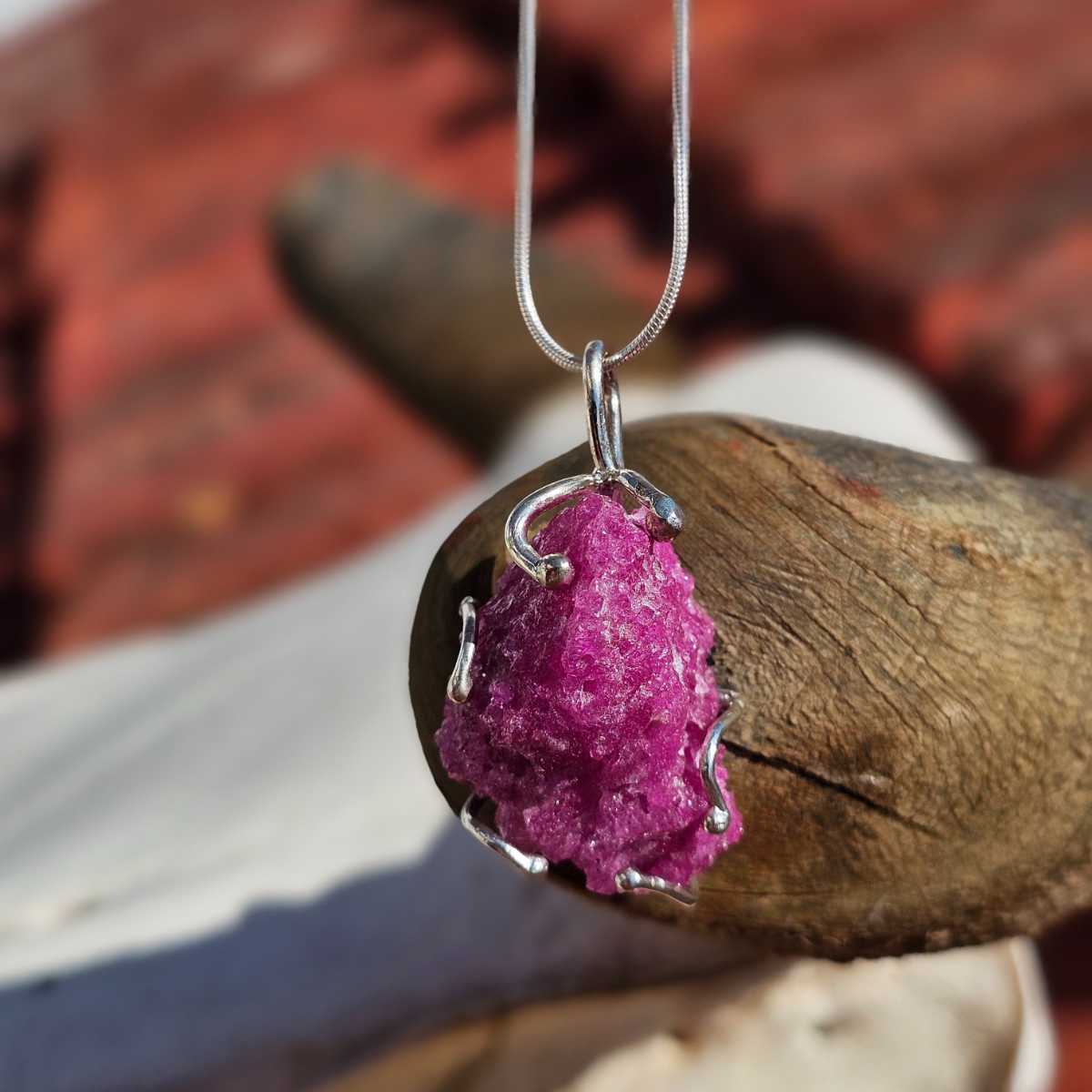 collier argent 925 rubis brut pour un style unique et élégant