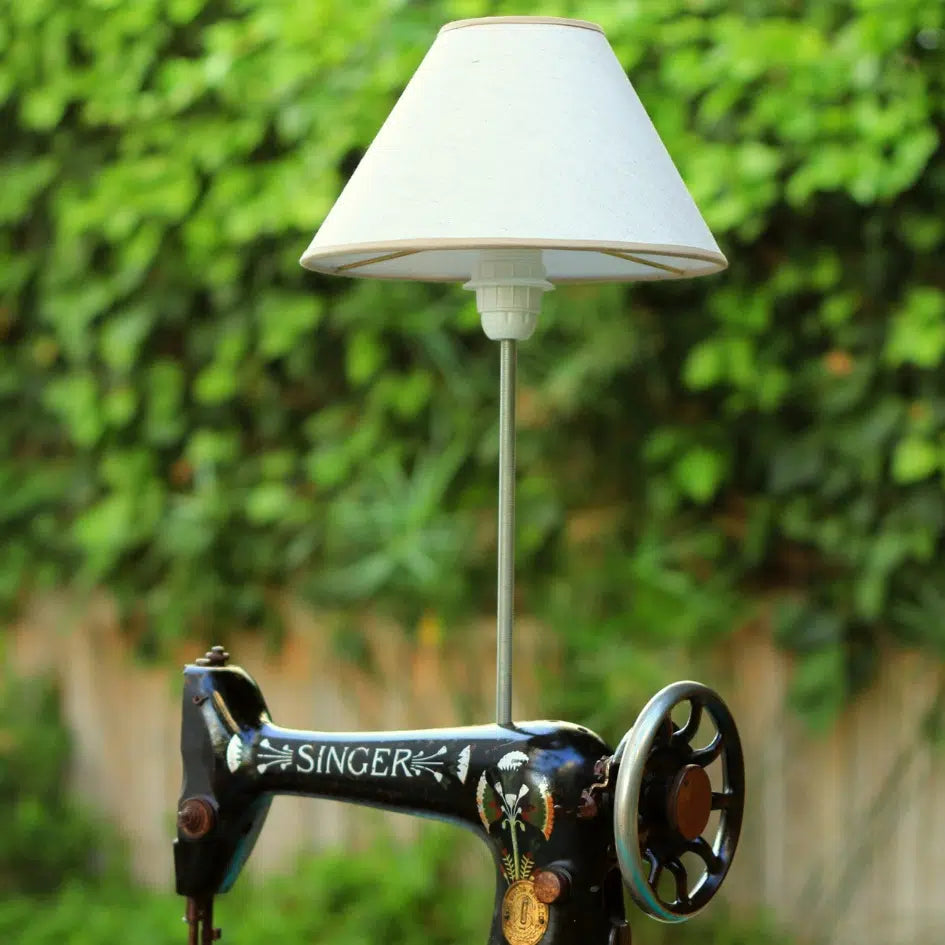 Lampe vintage unique en machine à coudre Singer pour un style rustique