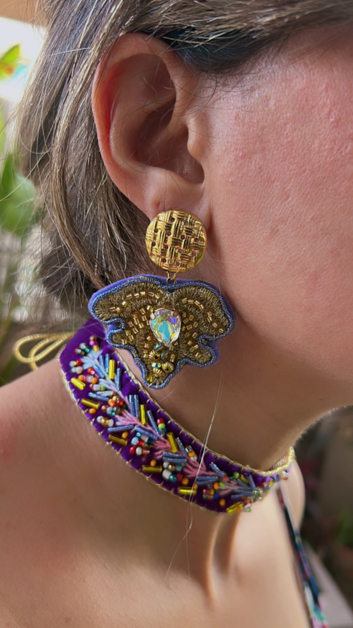 Collier brodé sur velours