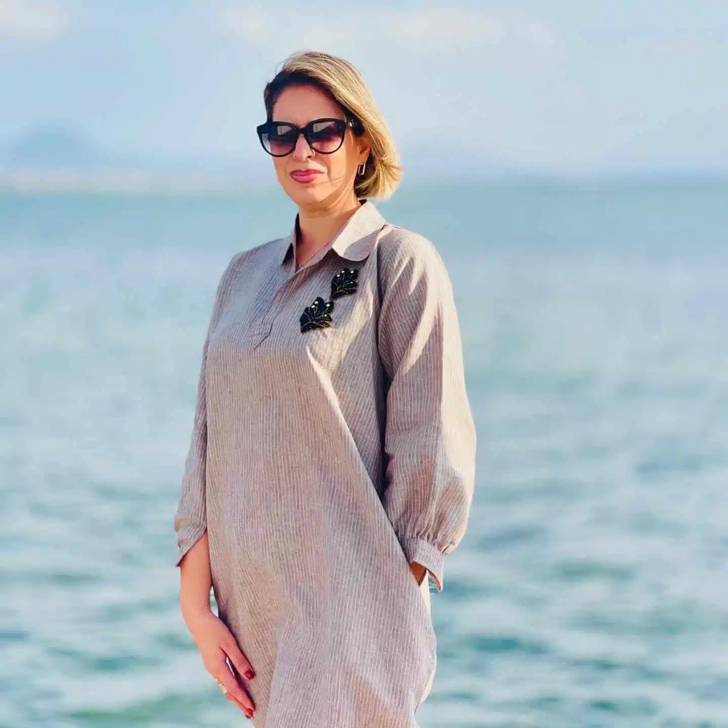 Blouza Djerbienne en lin marron avec rayures blanches brodée à la main