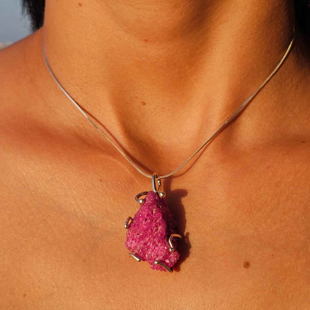 collier argent 925 rubis brut pour un style unique et élégant