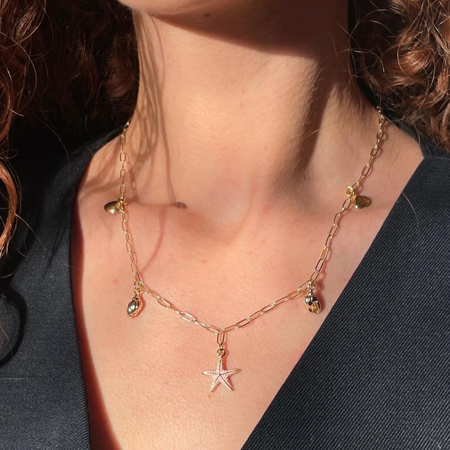 collier doré étoile de mer rose pour un style marin chic
