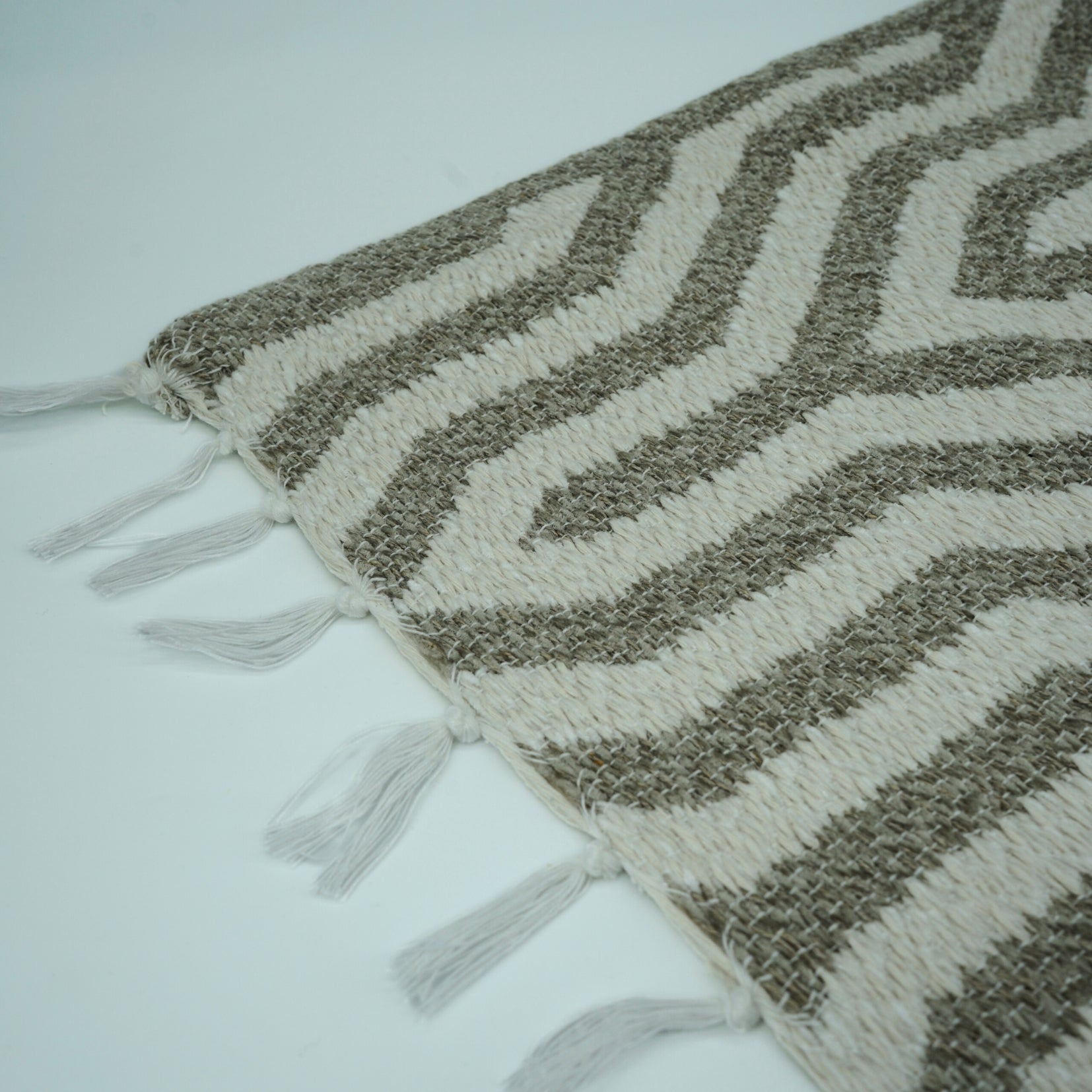 Tapis de bain gris en coton recyclé avec des petites pompons blanches (0.55 * 0.75 m)