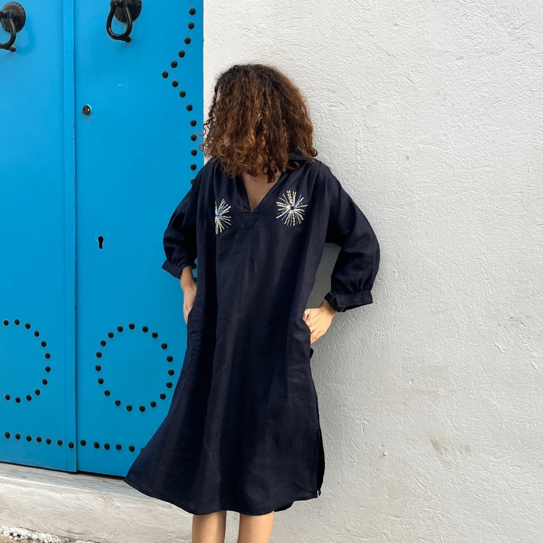 Blouza djerbienne bleu marine en lin brodée à la main (1m10)