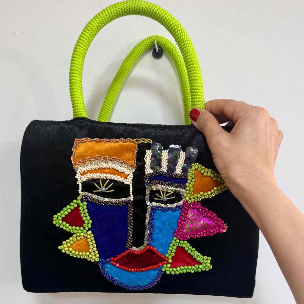 Sac à main velours noir chic avec broderie artistique