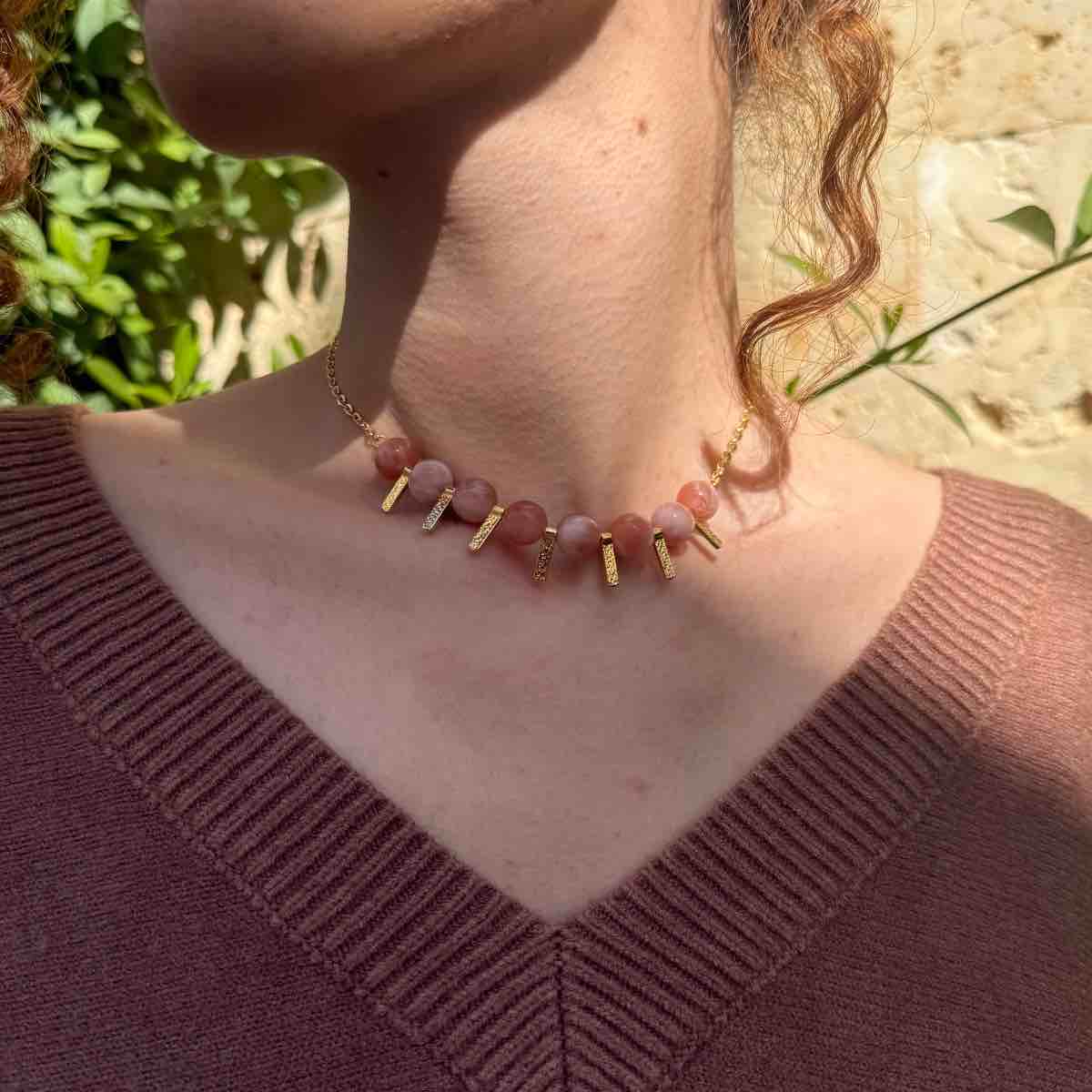 Collier rose en pierre naturelle et charmes dorés
