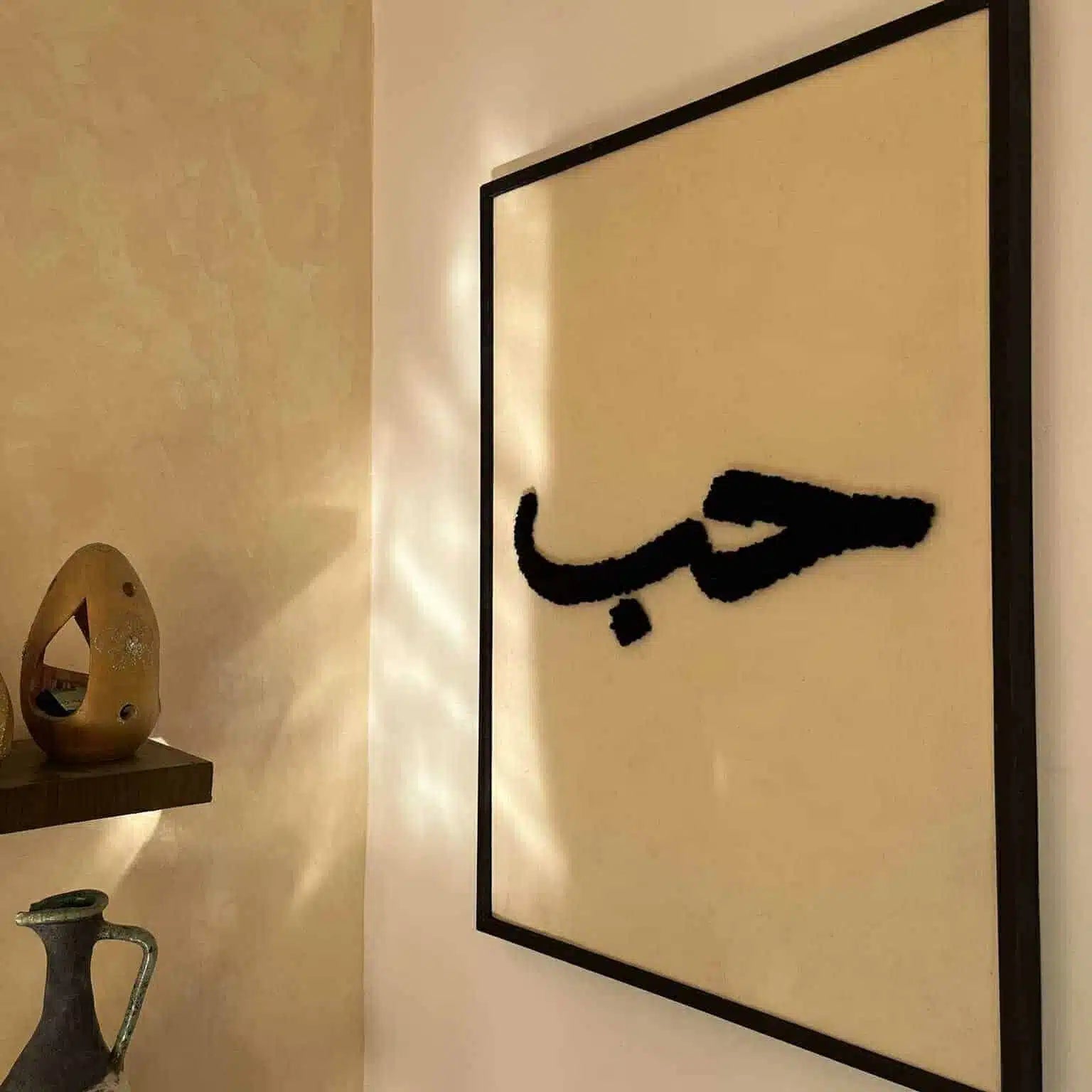 Tableau décoratif beige avec cadre noir "Hob" - Brodé à la main (60x80 cm)