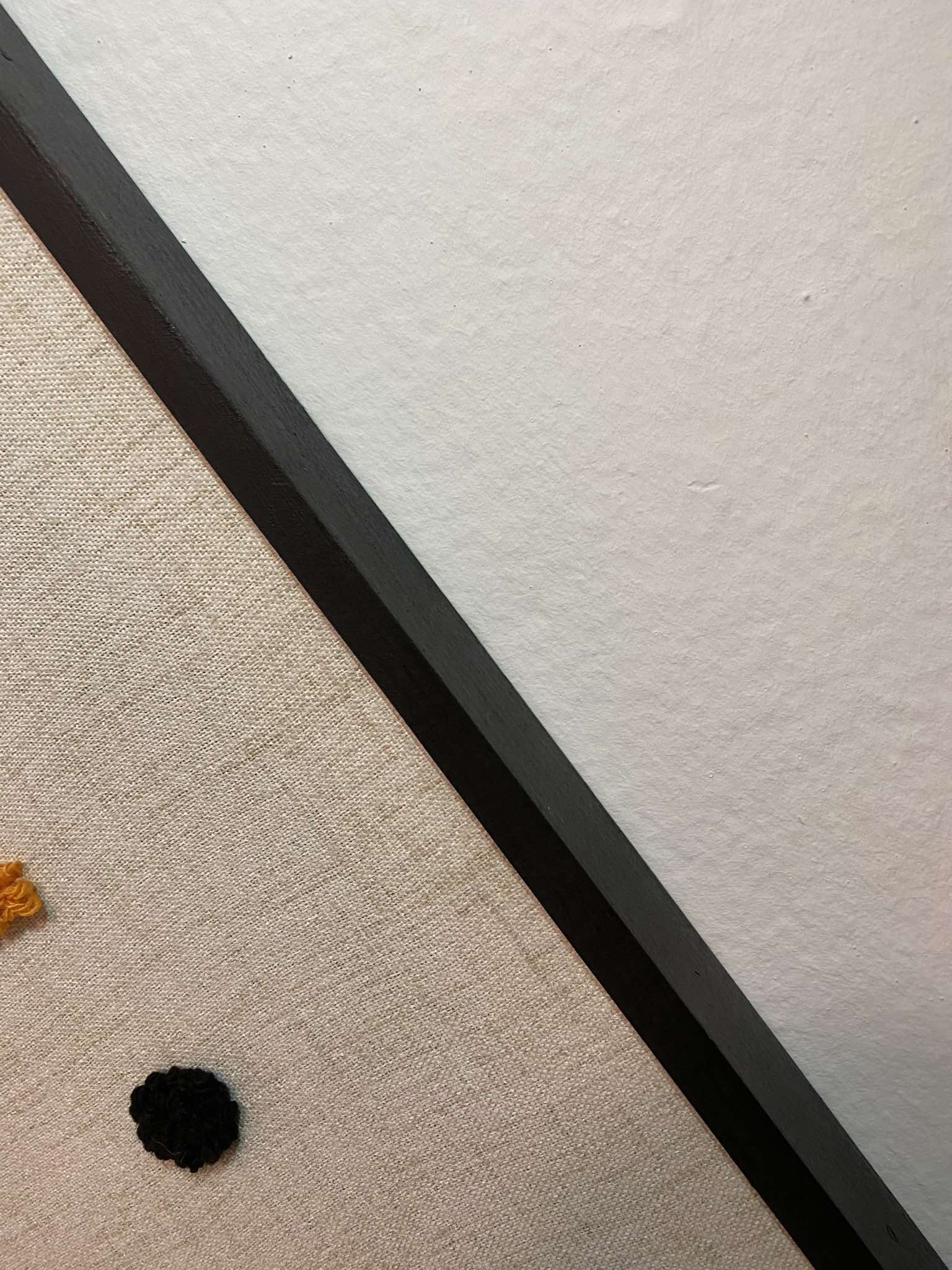 Tableau décoratif berbère brodé à la main encadré en bois noir (80 x 60 cm)