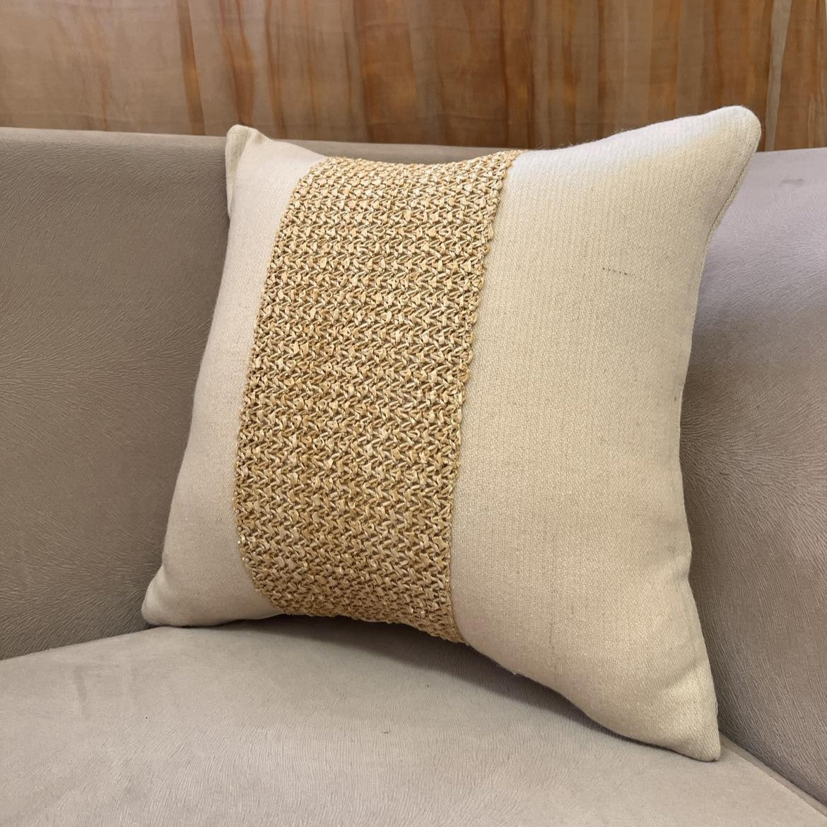 Coussin en laine douce et raphia 40x40 cm