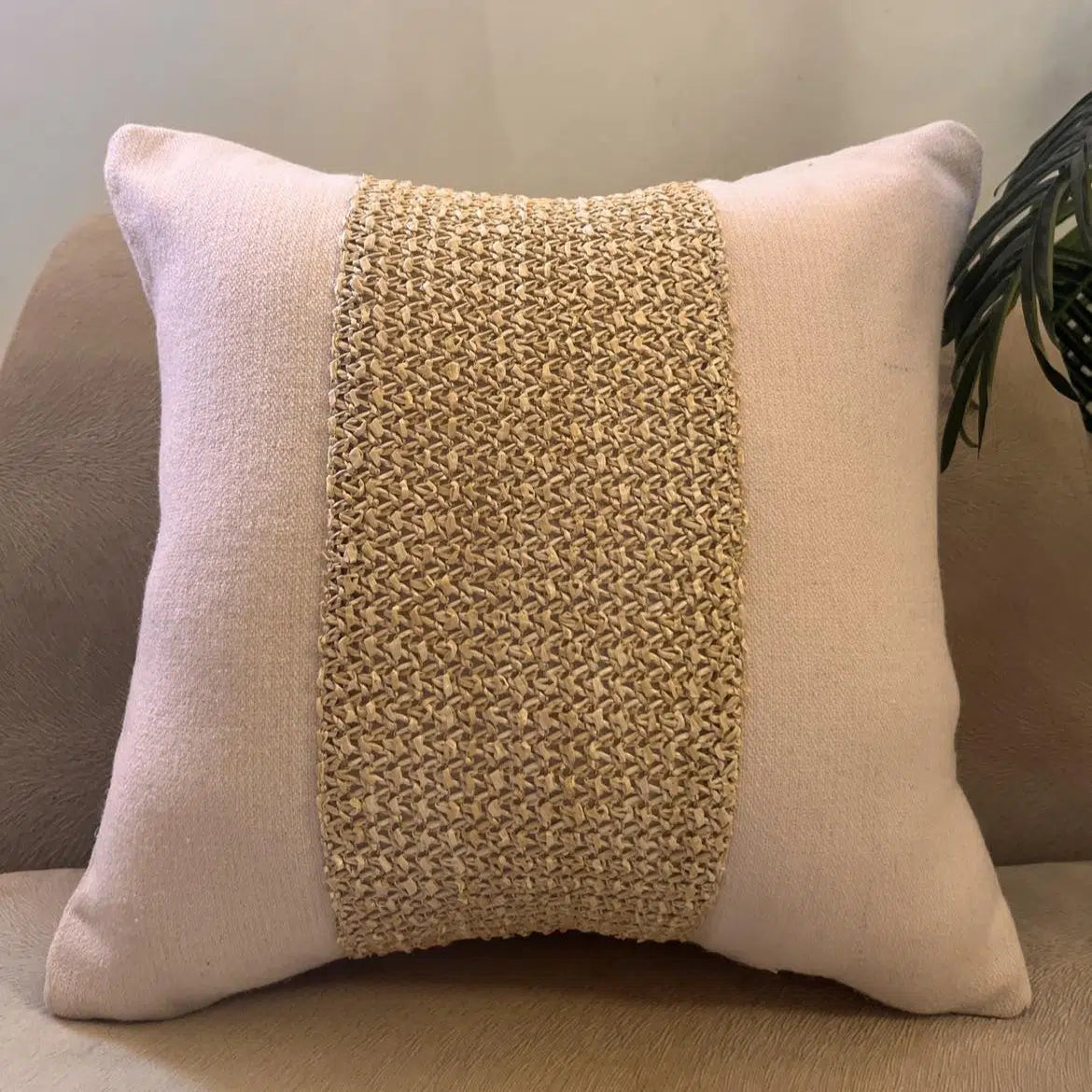 Coussin en laine douce et raphia 40x40 cm