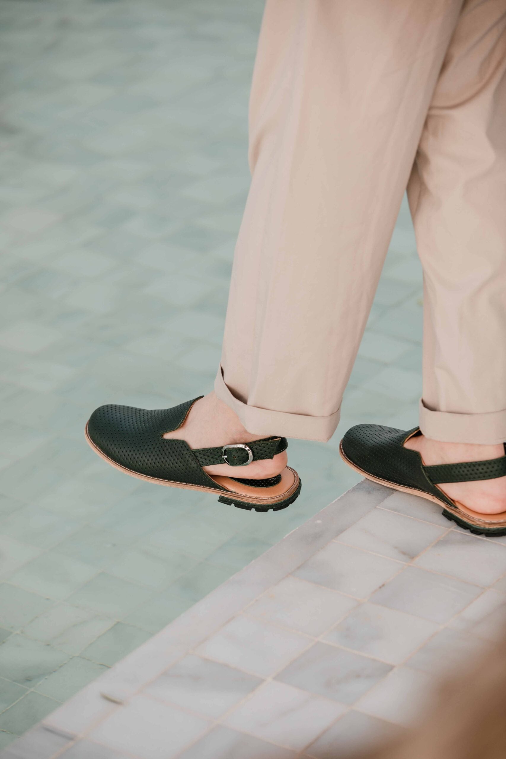 Babouche cuir MARAVI : Élégance et confort en vert foncé