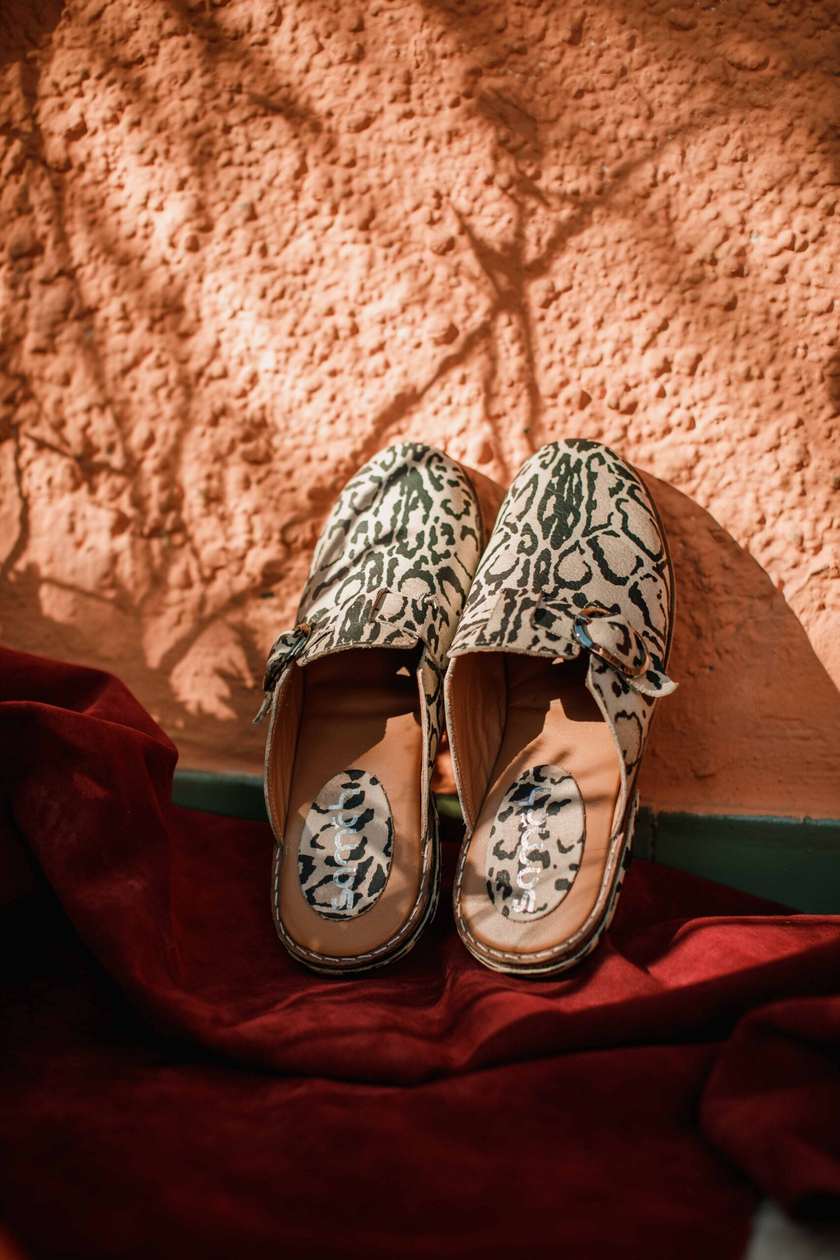 Babouche cuir ANIOTA léopard : Élégance upcyclée irrésistible