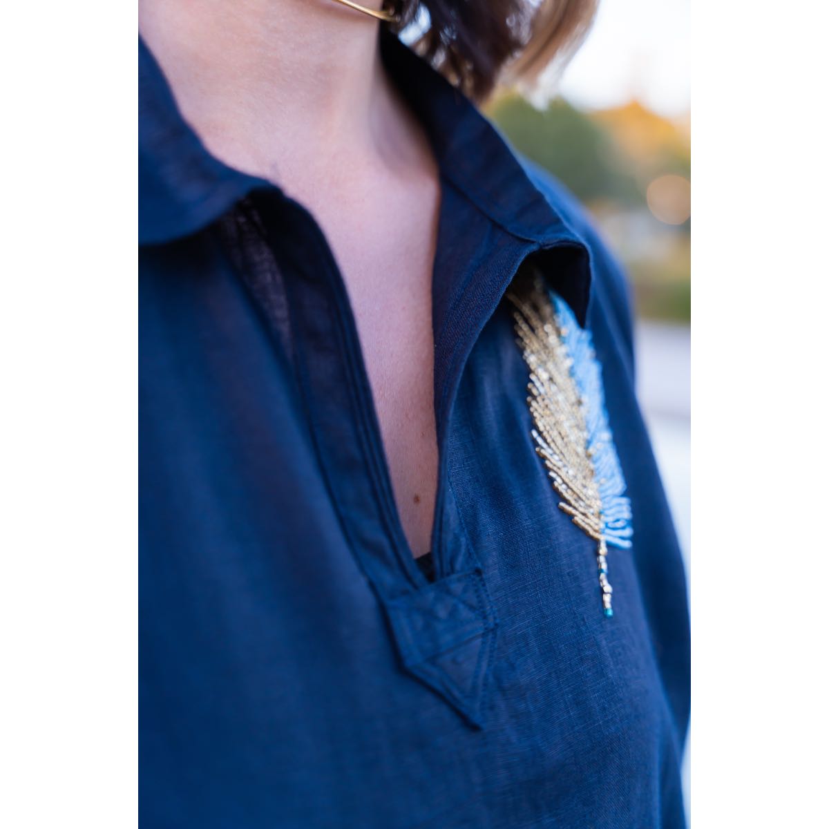 Blouze bleue brodée à la main pour un style unique et chic