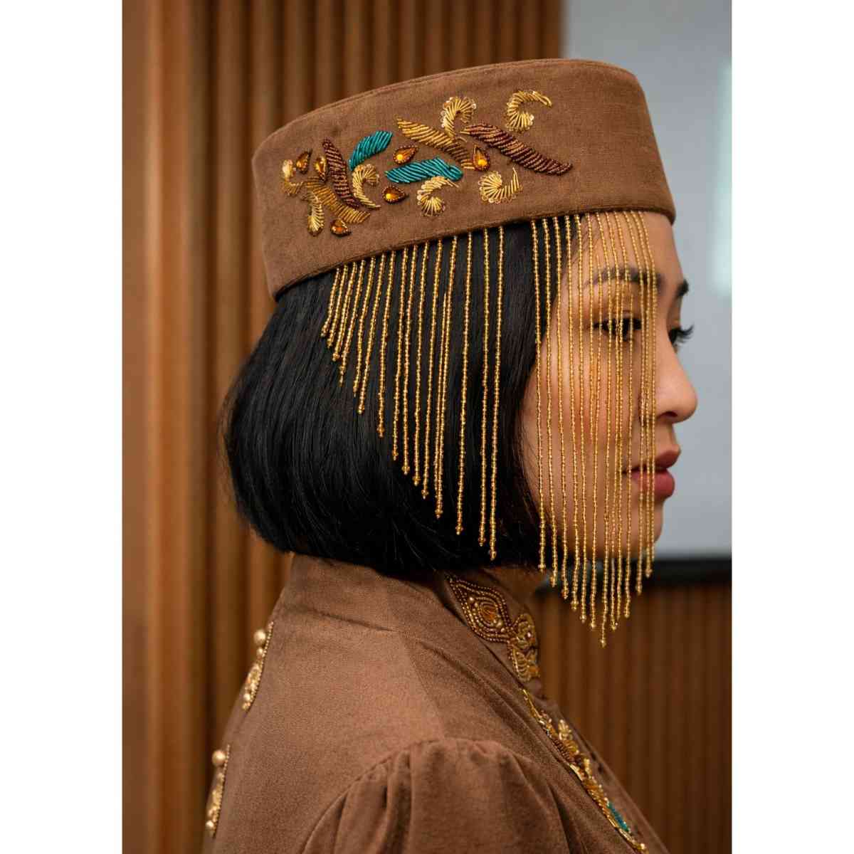 Chachia élégante en broderie traditionnelle pour cérémonies exclusives