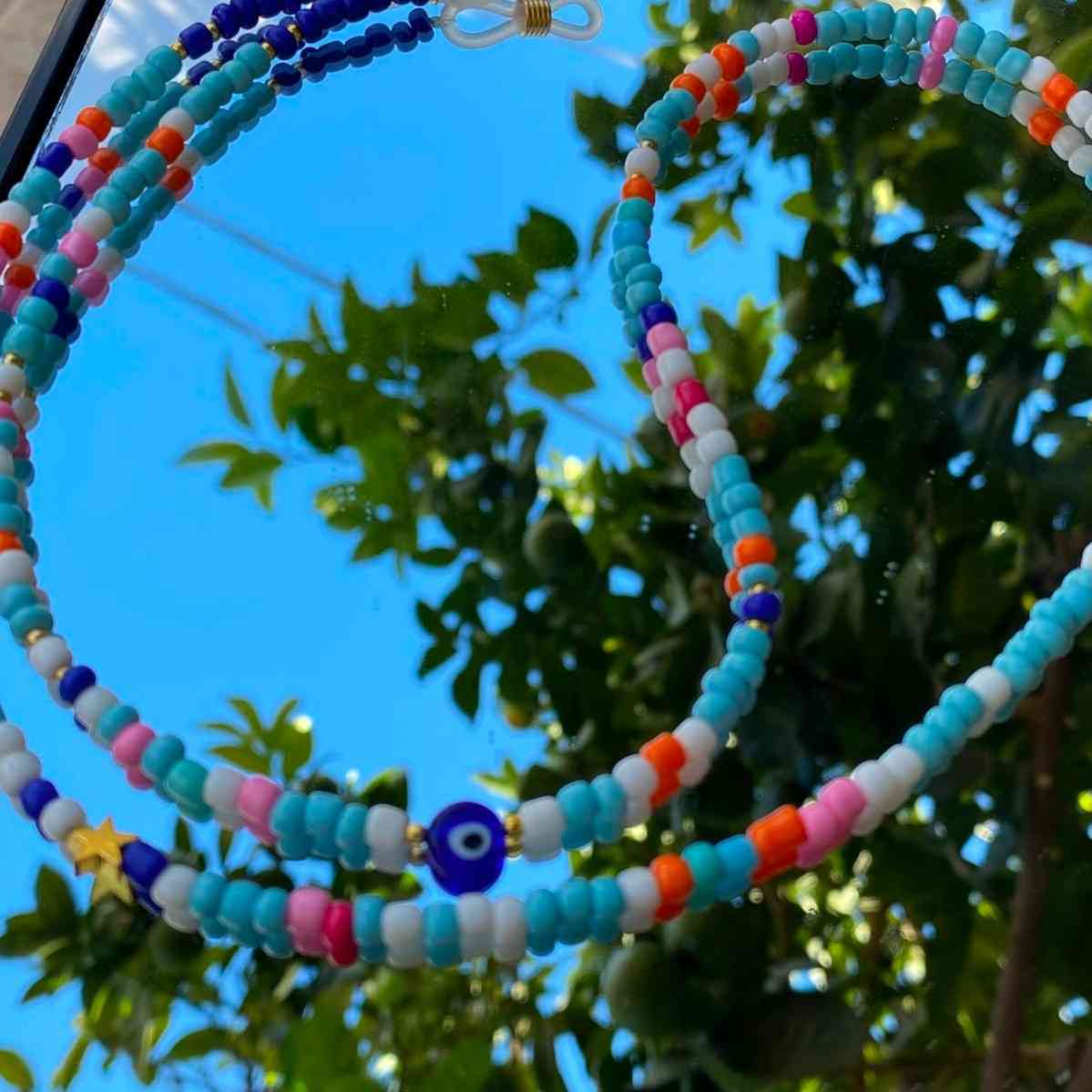 chaine lunettes multicolore élégante pour un style unique