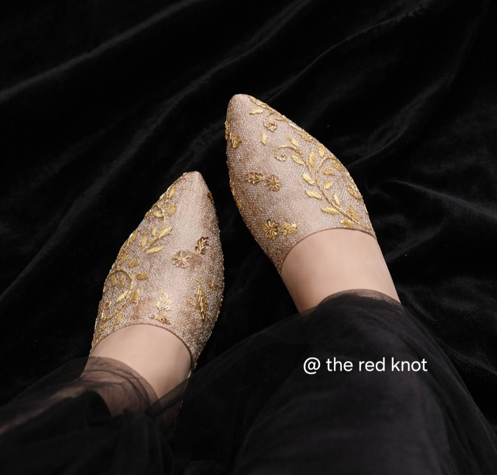 mule brodée dorée lisse pour un style élégant et exclusif