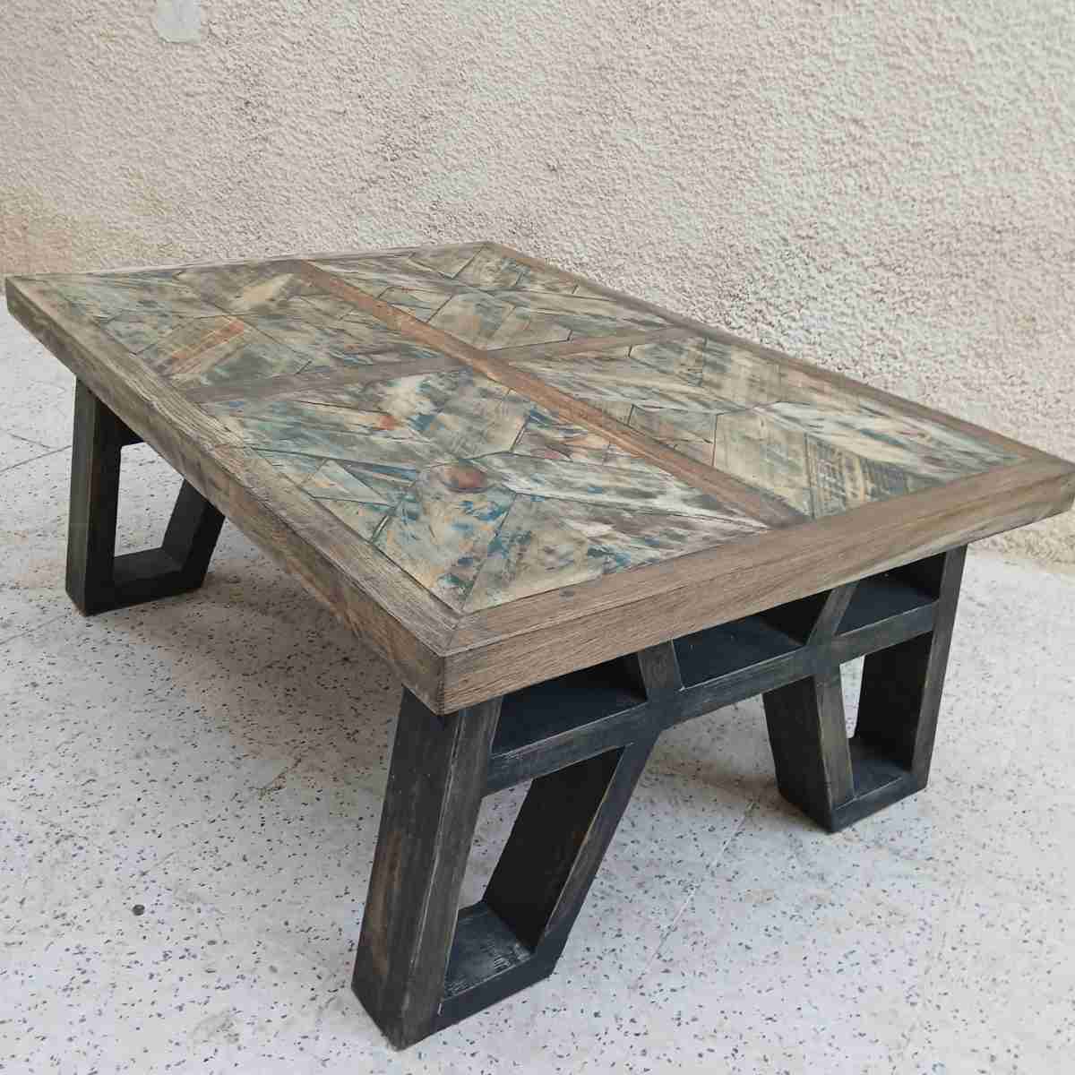 Table basse artisanale élégante pour un salon raffiné