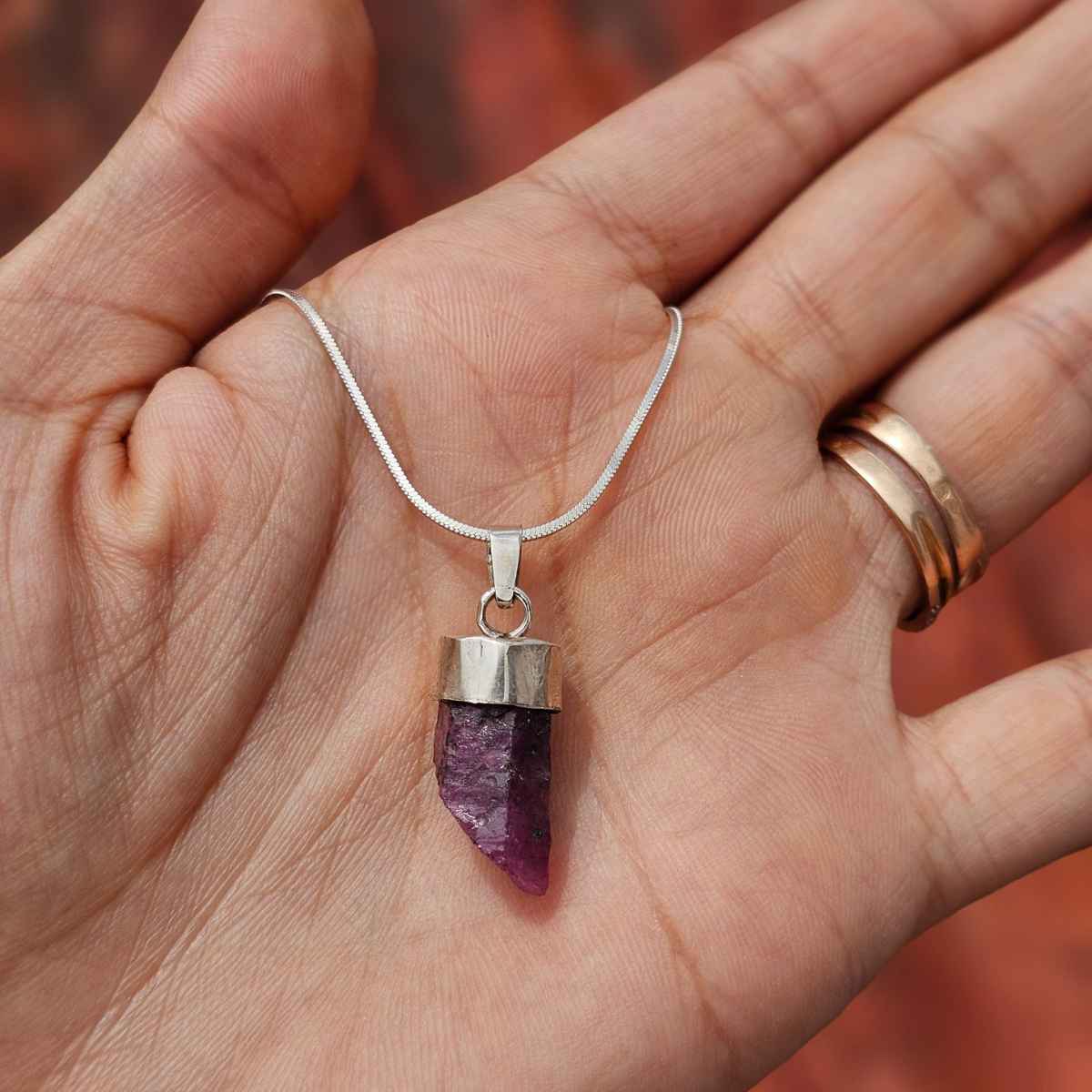 Collier rubis brut en argent 925 éclat et élégance unique