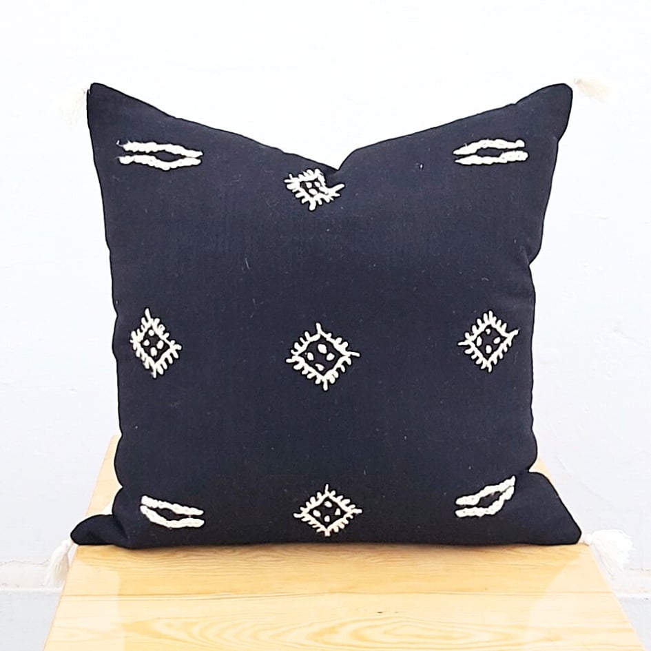 Coussin Noir en Laine avec Motifs Blancs – Artisanal et Écologique