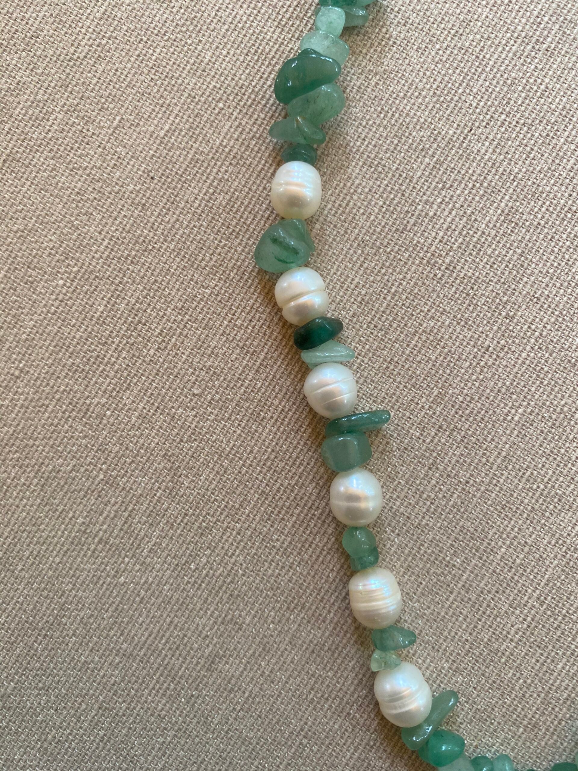 Collier en pierres naturelles et perles de culture avec un pendentif rouge, pièce unique faite à la main