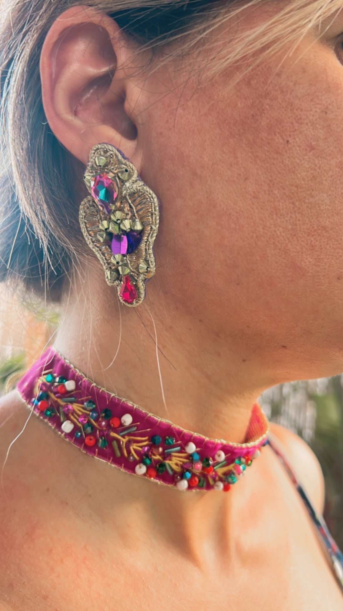 Collier brodé sur velours