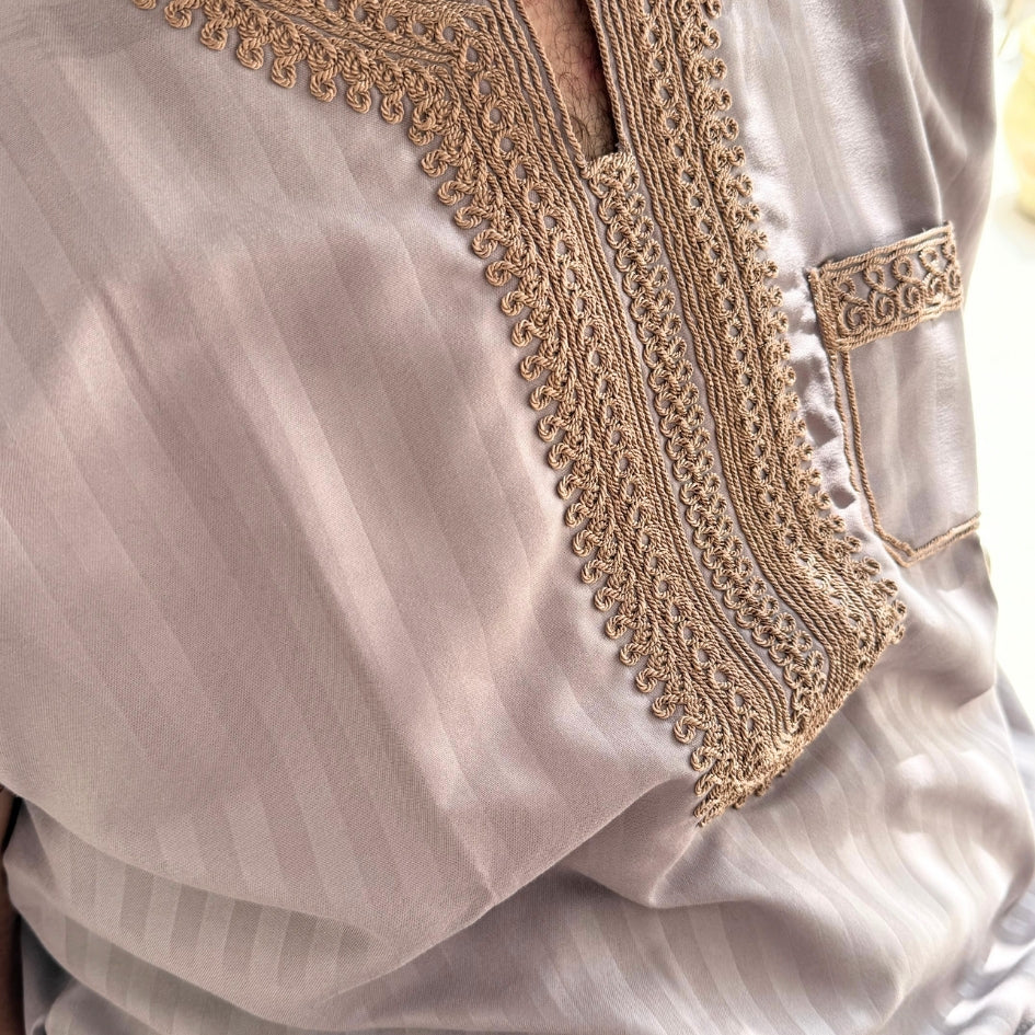 Jebba tunisienne traditionnelle beige à broderies dorées – Fait main, style élégant et raffiné