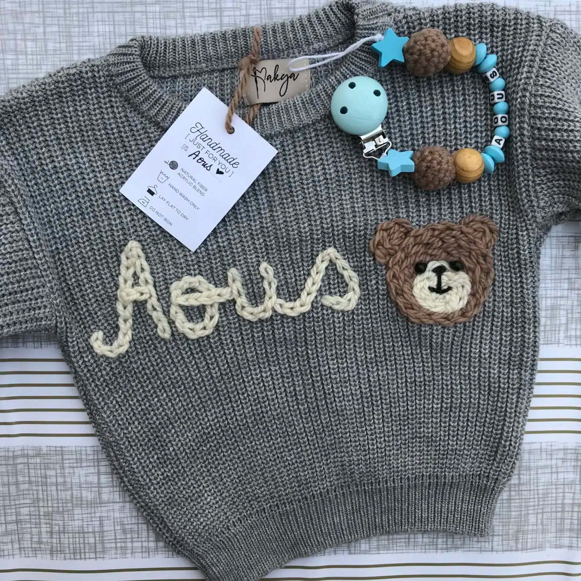 Pull gris oversize en tricot avec un motif ours et porte-sucette, personnalisable avec un prénom
