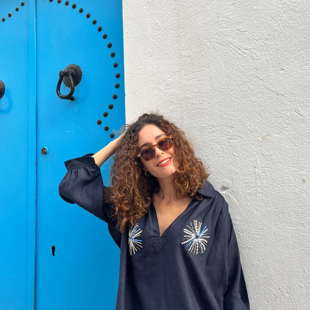 Blouza djerbienne bleu marine en lin brodée à la main (1m10)