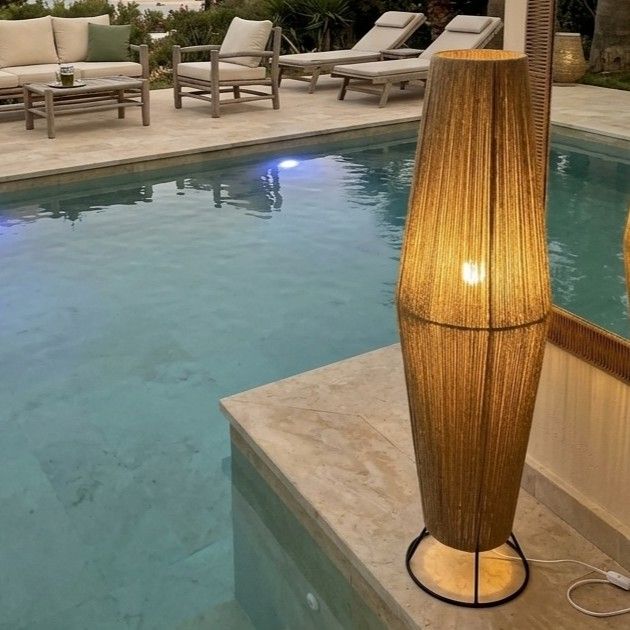 Lampadaire élégant en jute pour un intérieur raffiné