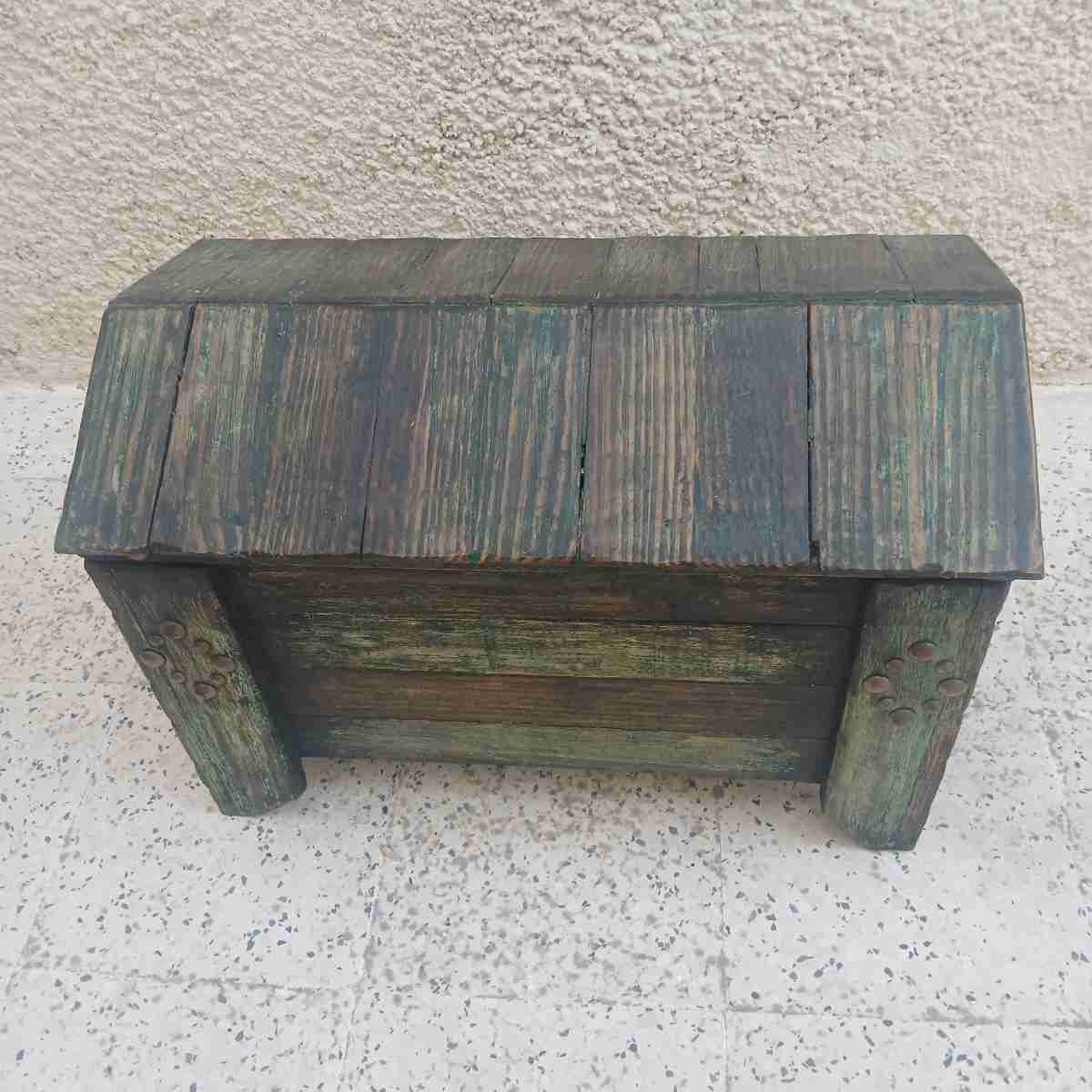Coffre en bois élégant pour un rangement stylé et pratique