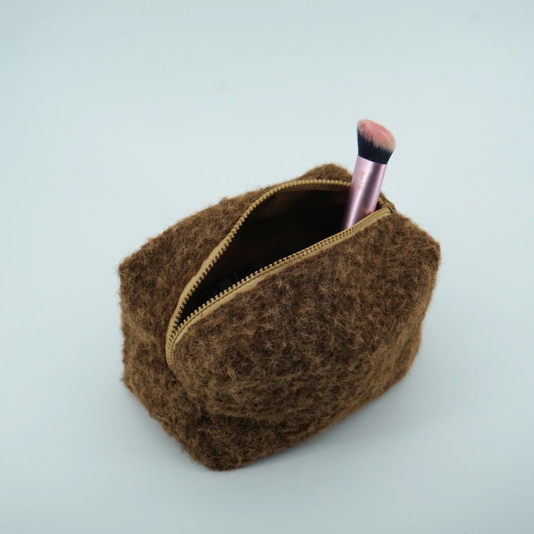 trousse maquillage marron élégante pour un rangement parfait