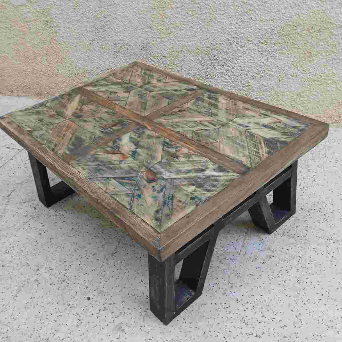 Table basse artisanale élégante pour un salon raffiné