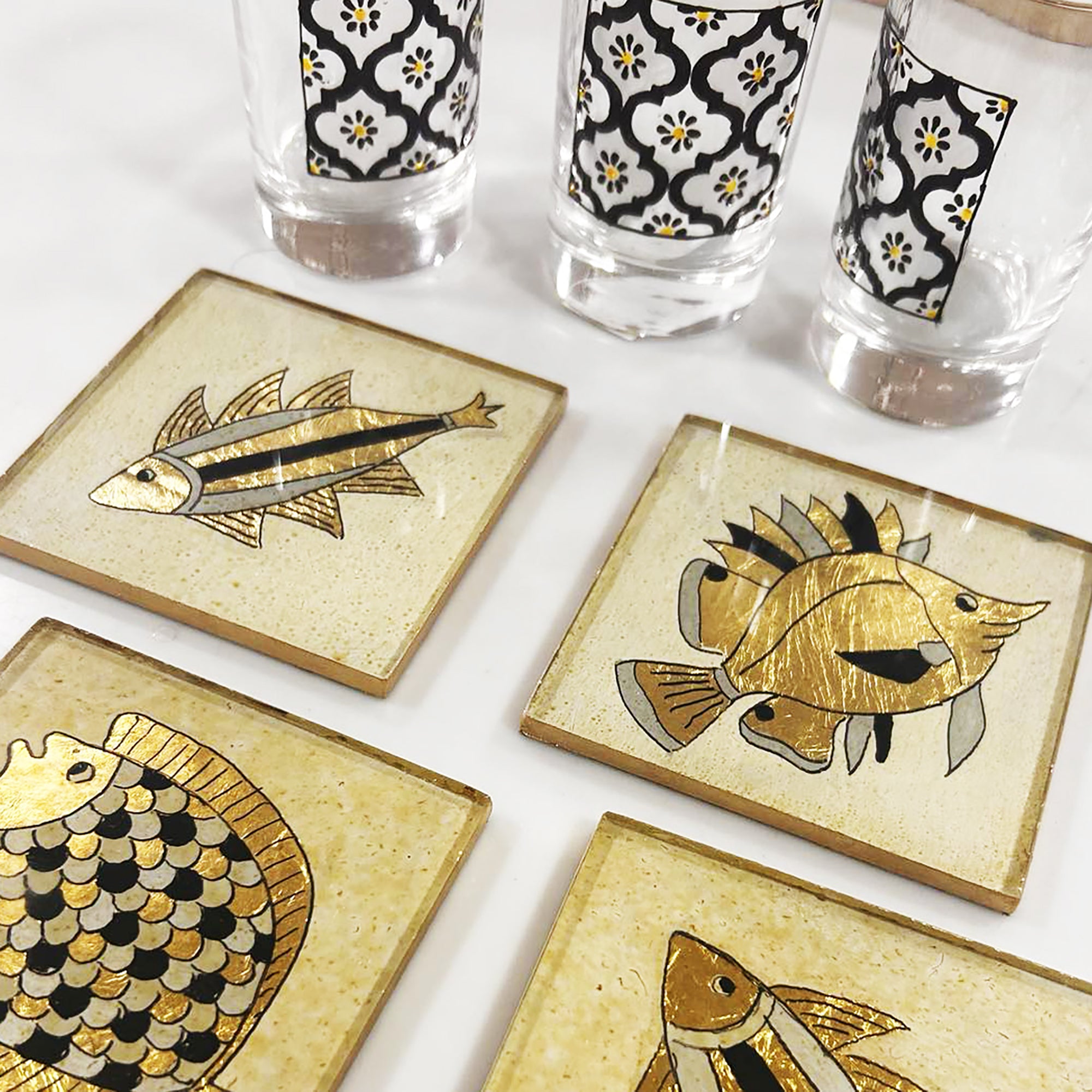 6 Dessous de verre POISSONS en doré et noir
