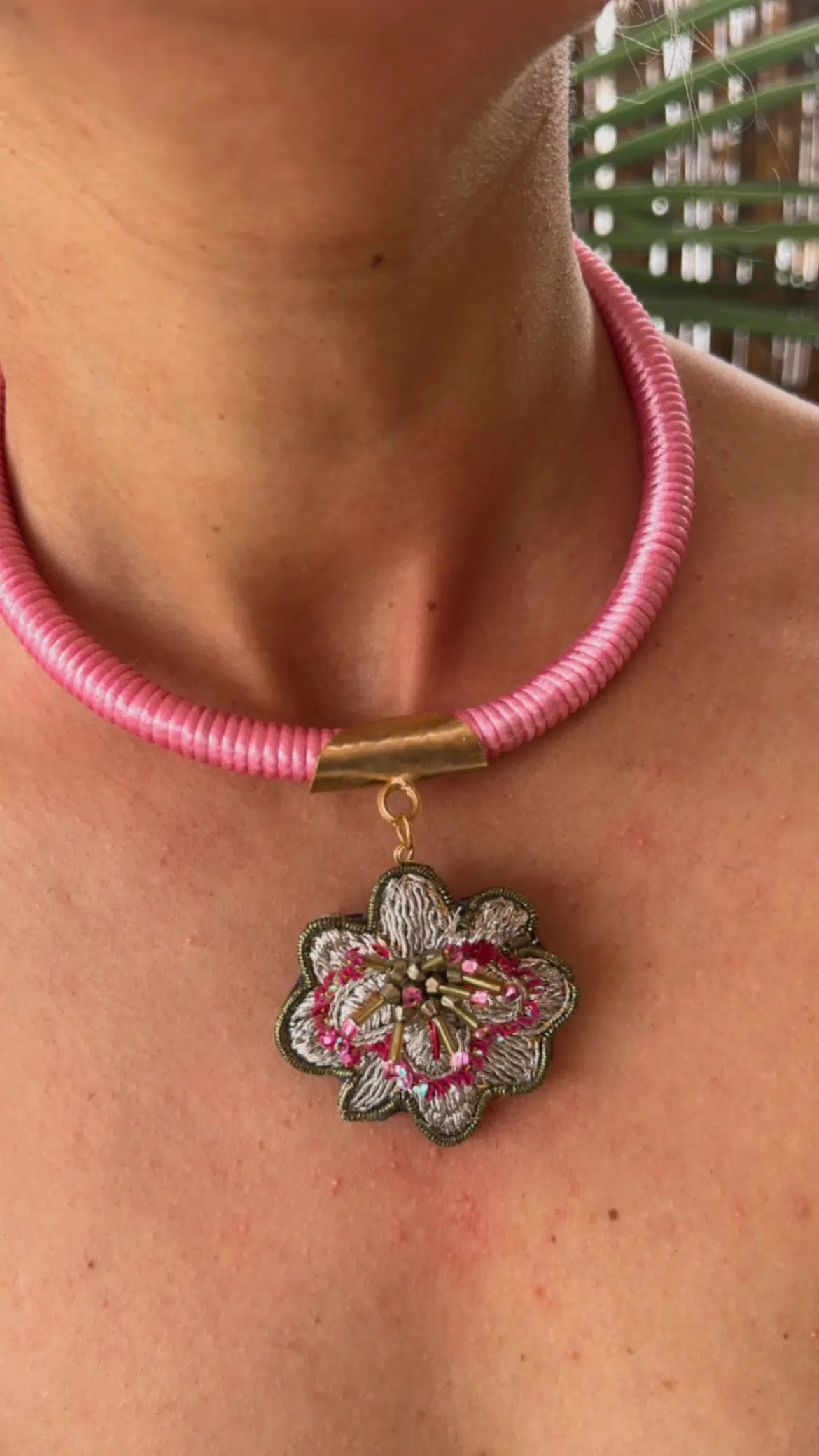 Collier brodé Fleur en rose