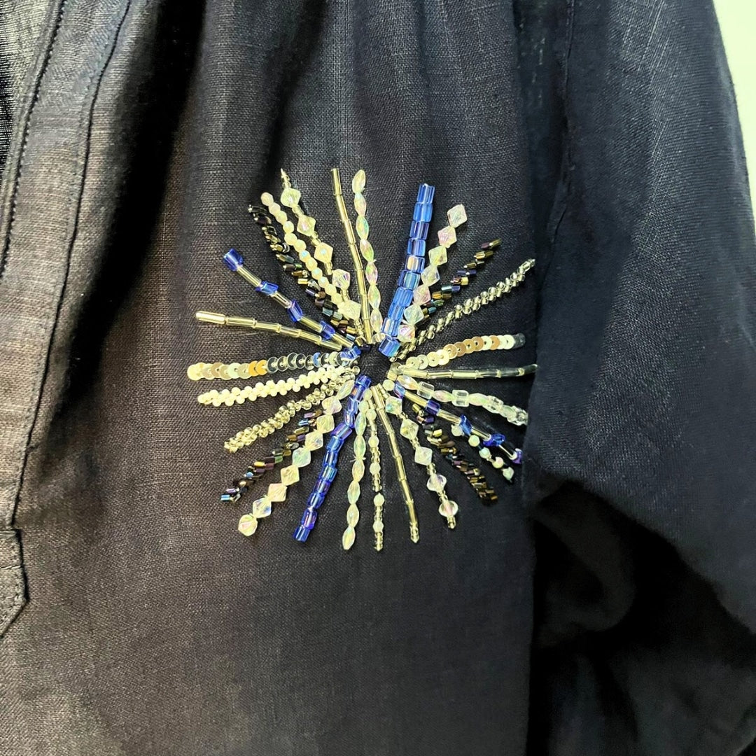 Blouza djerbienne bleu marine en lin brodée à la main (1m10)