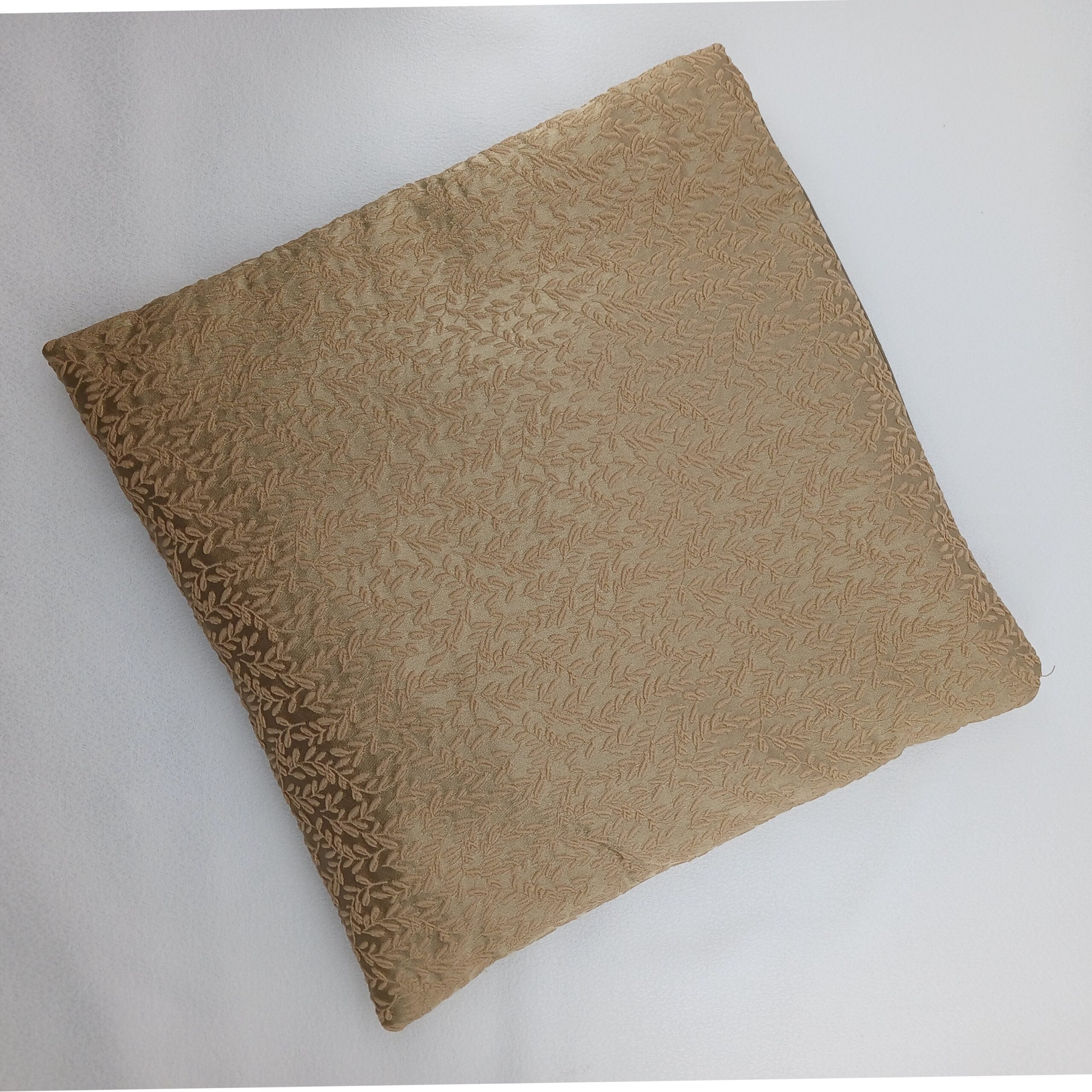 Housse de Coussin Brodée Feuille d'Or - Élégance et Confort