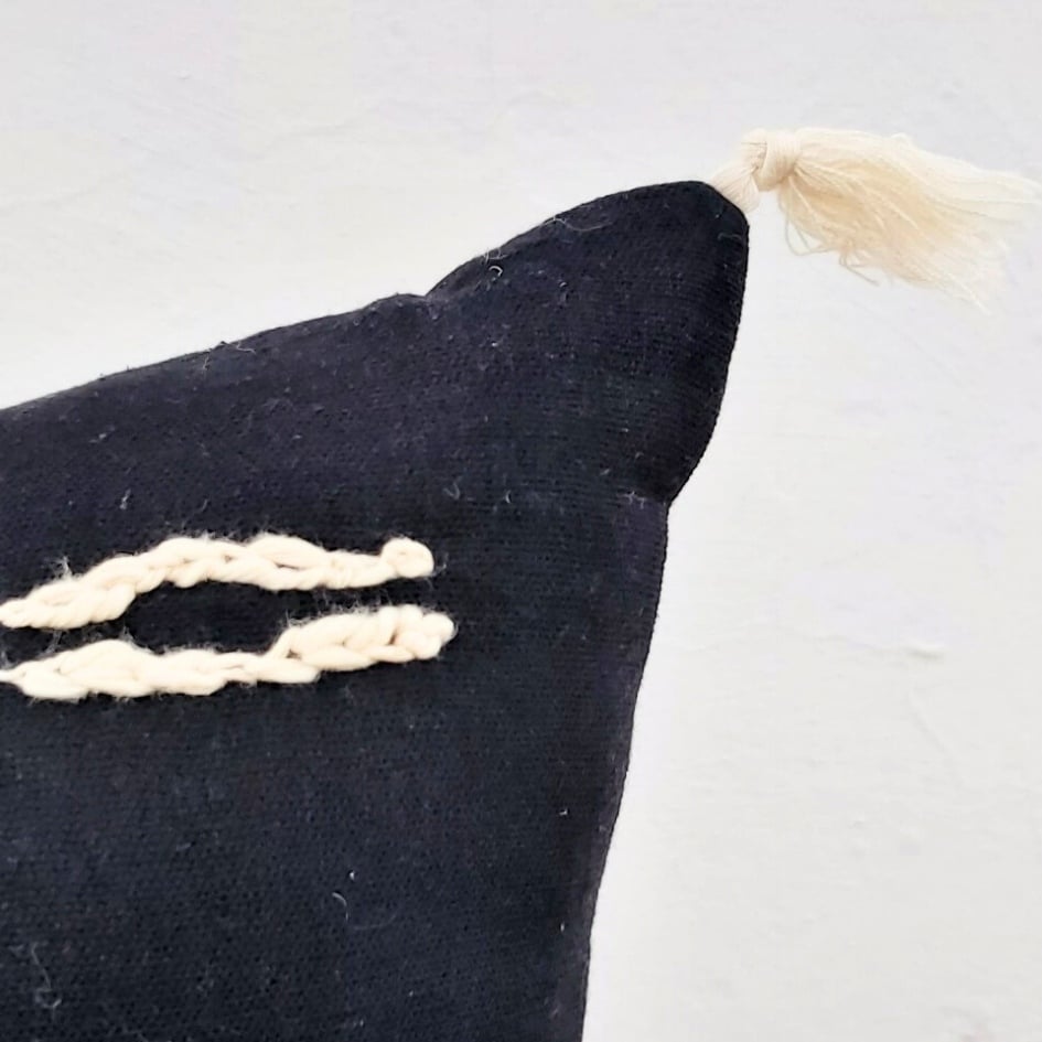 Coussin Noir en Laine avec Motifs Blancs – Artisanal et Écologique