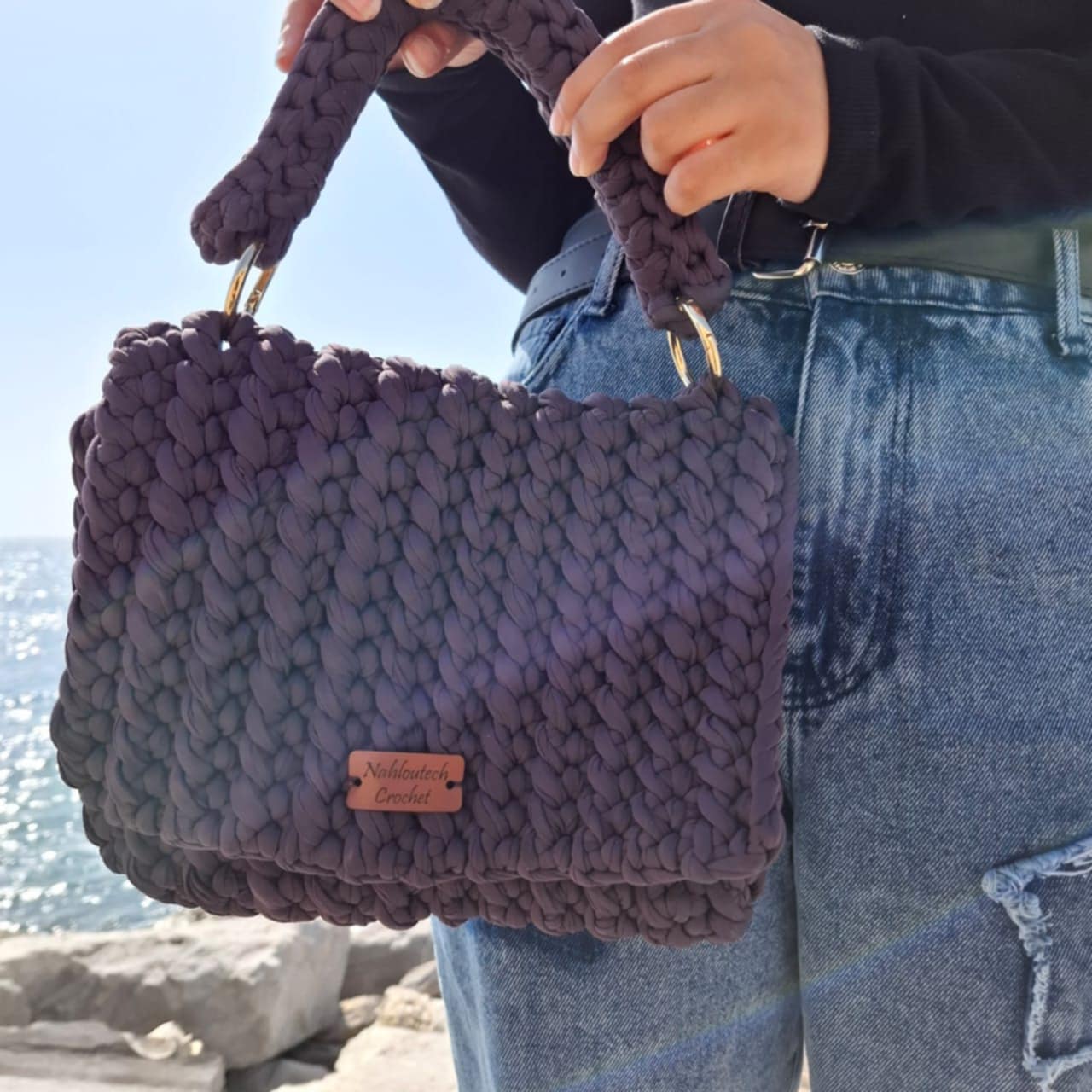 Sac à main DIY mauve foncé en crochet fil t-shirt