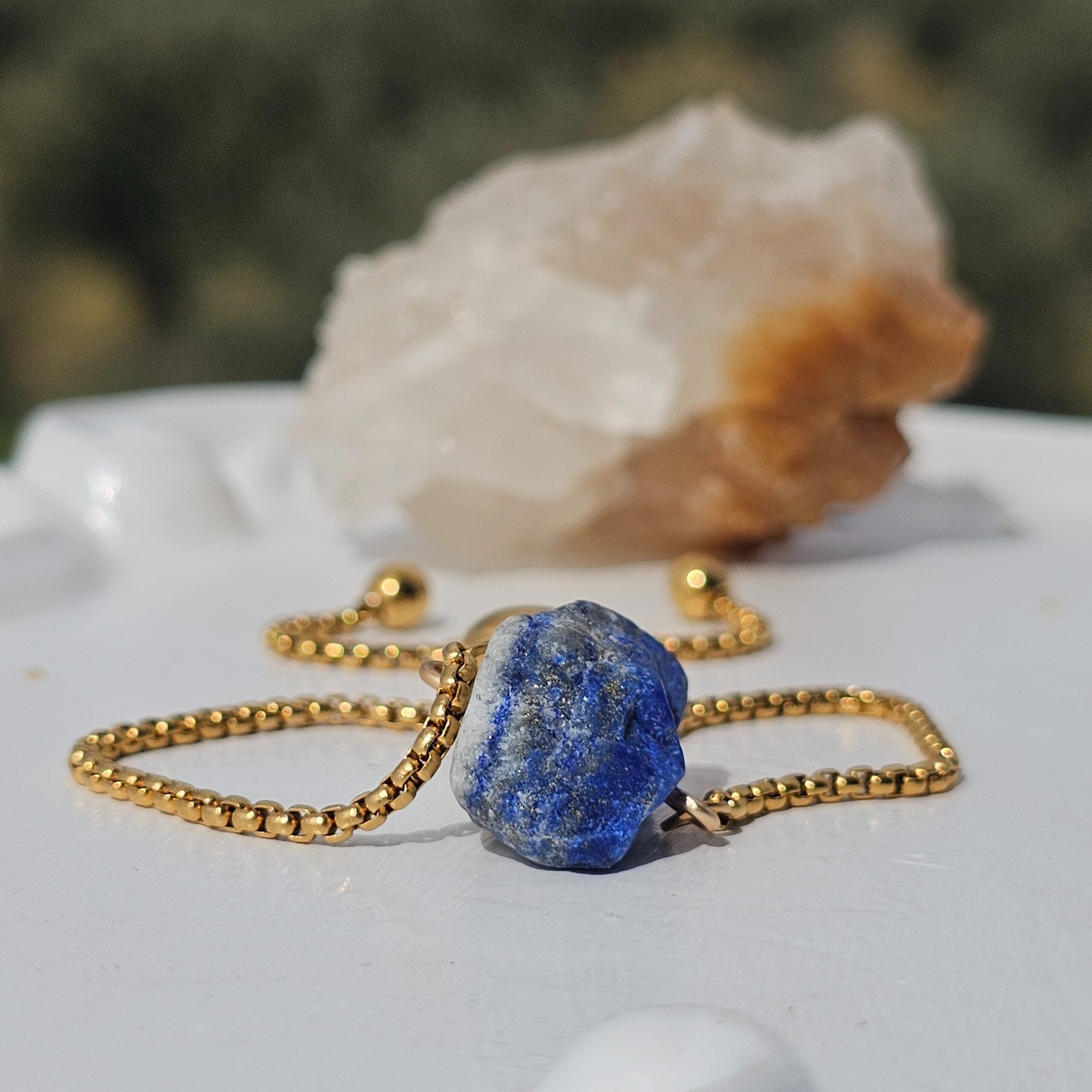Bracelet Doré avec Lapis Lazuli Brut - Élégance et Équilibre