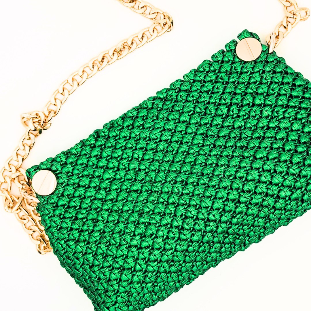 Sac macramé vert avec clou doré avec chaine dorée amovible