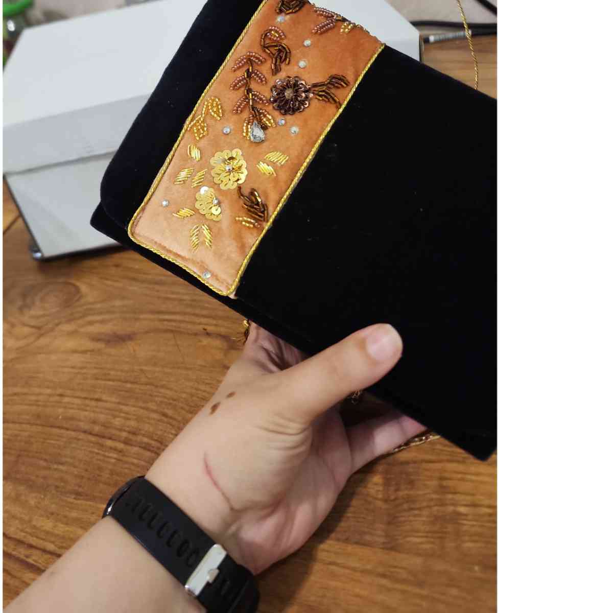 Pochette de soirée noire brodée de perles élégance irrésistible