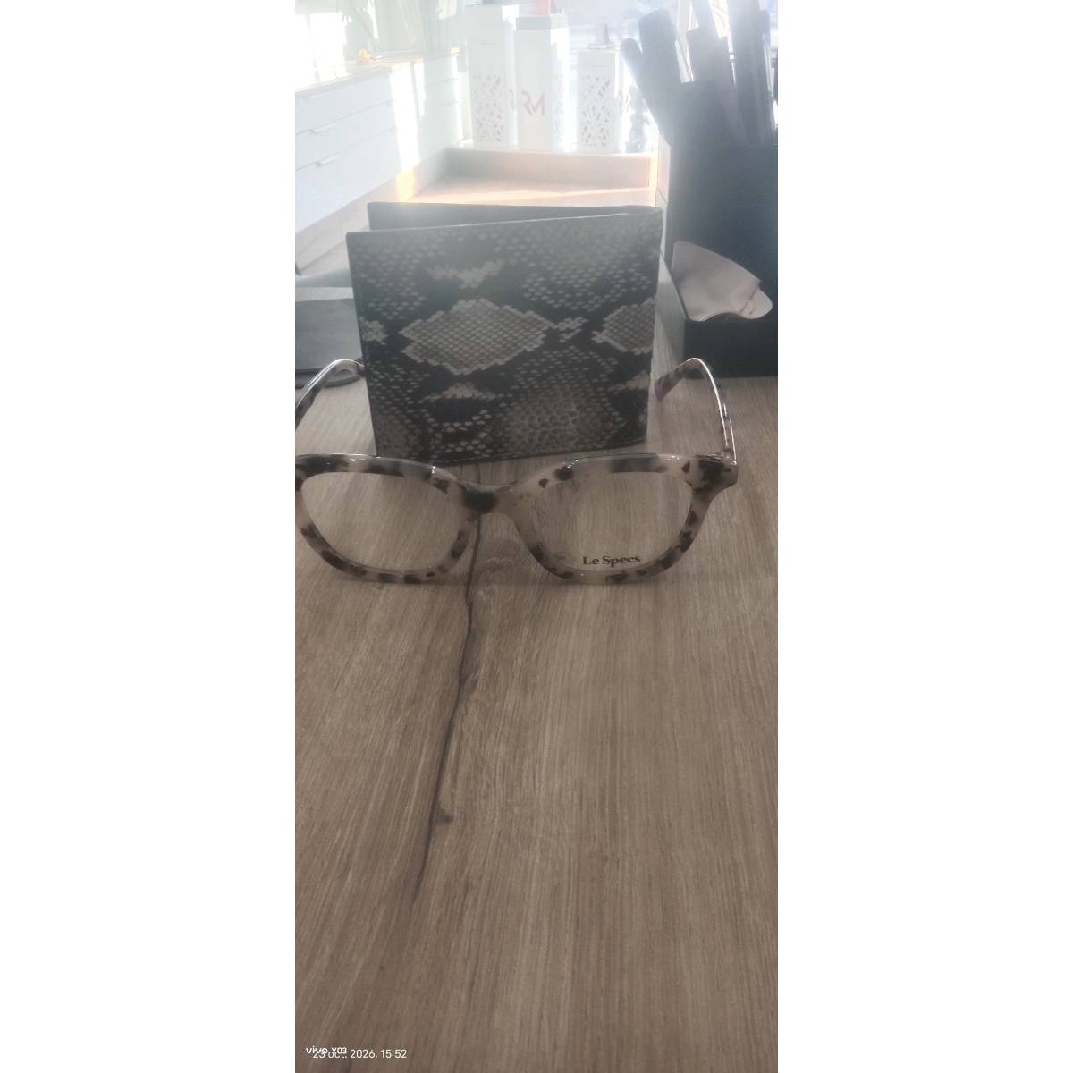 Lunettes chic et portefeuille luxe pour un look irrésistible