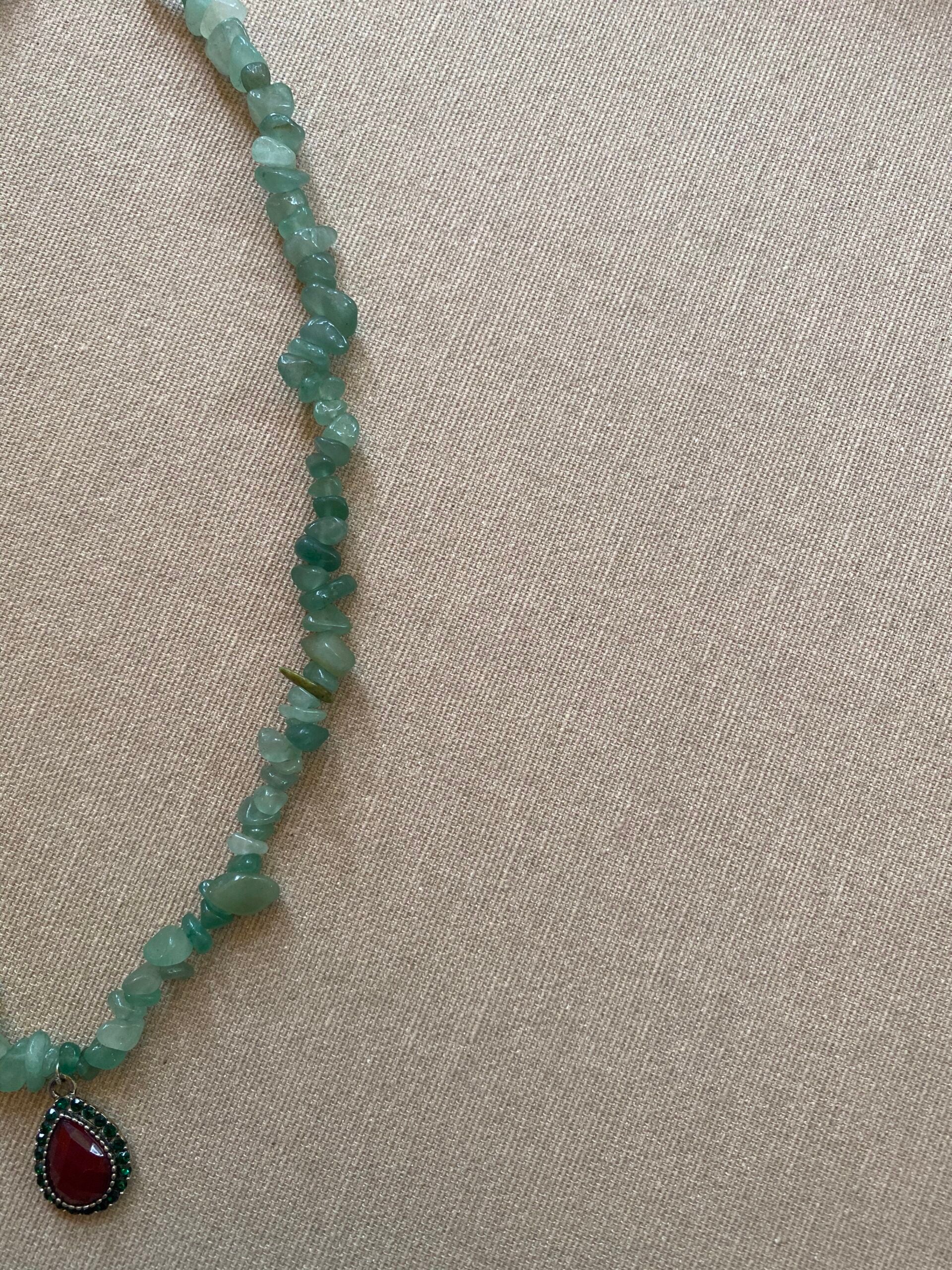 Collier en pierres naturelles et perles de culture avec un pendentif rouge, pièce unique faite à la main