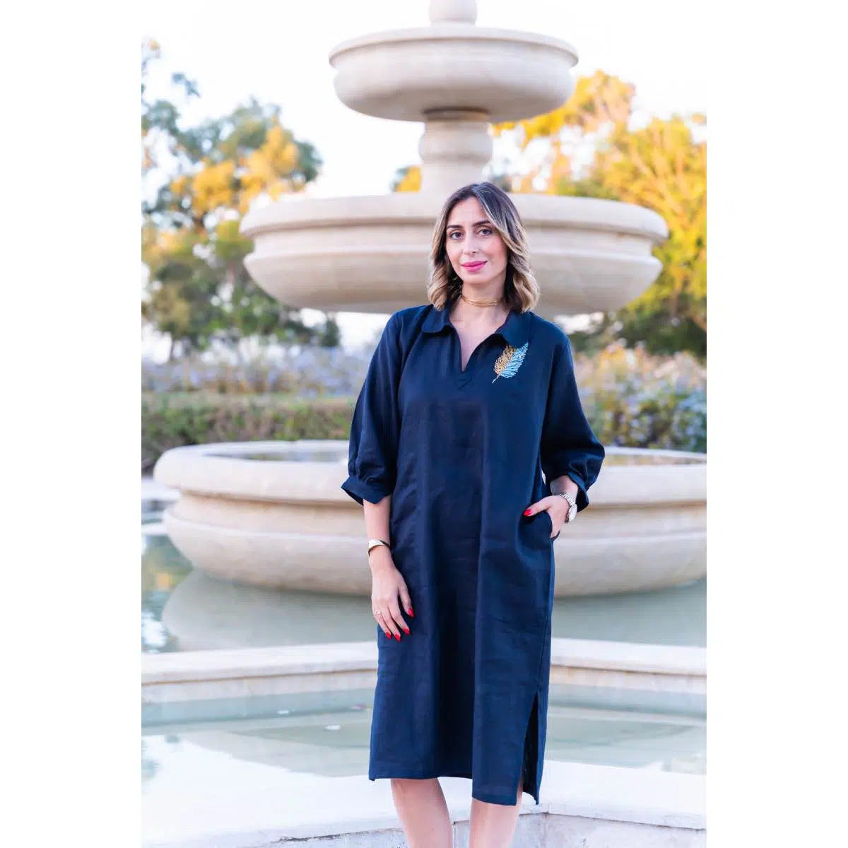 Blouze bleue brodée à la main pour un style unique et chic