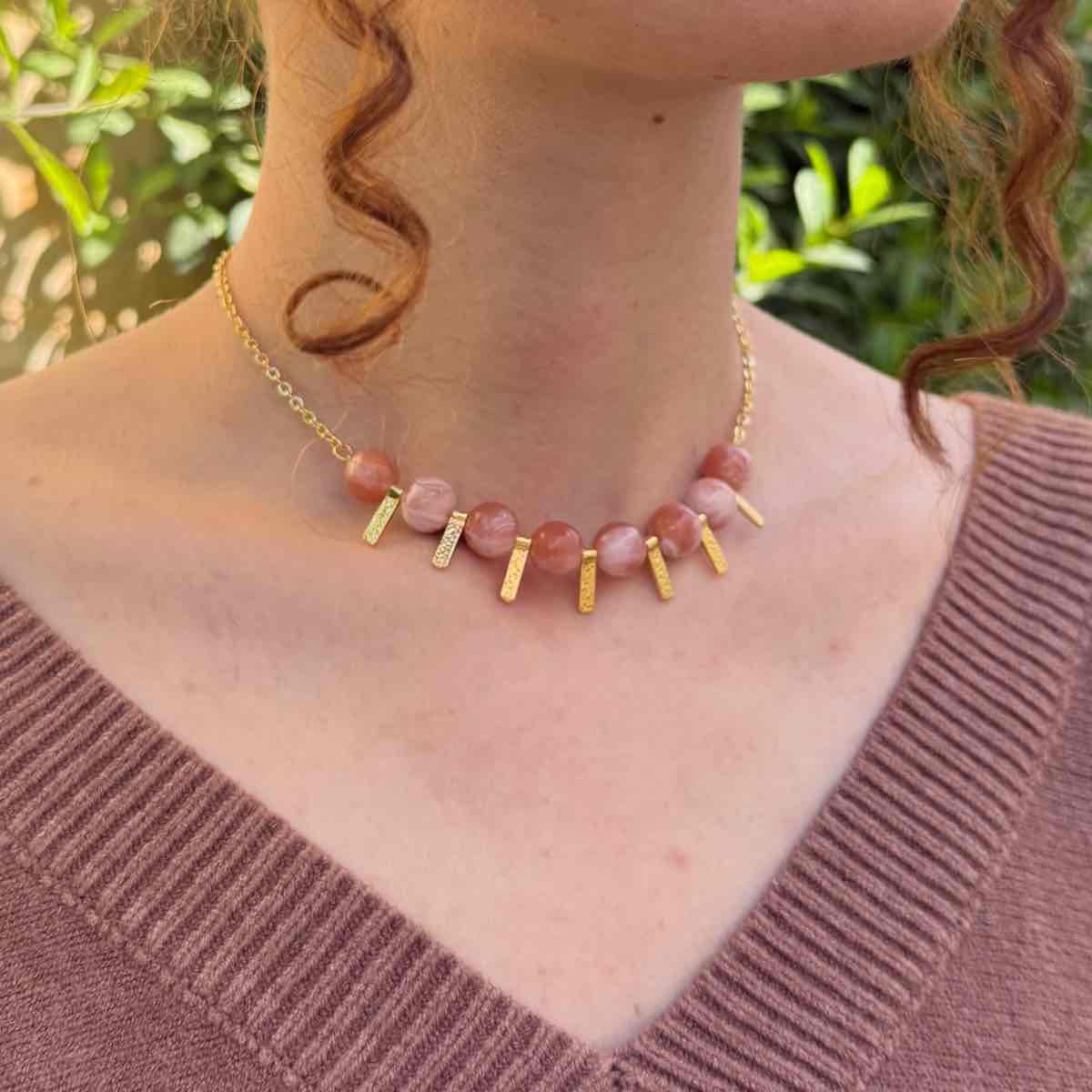 Collier rose en pierre naturelle et charmes dorés