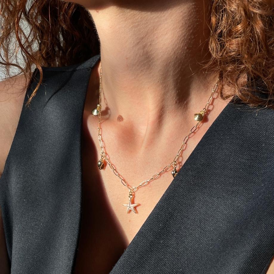collier doré étoile de mer rose pour un style marin chic